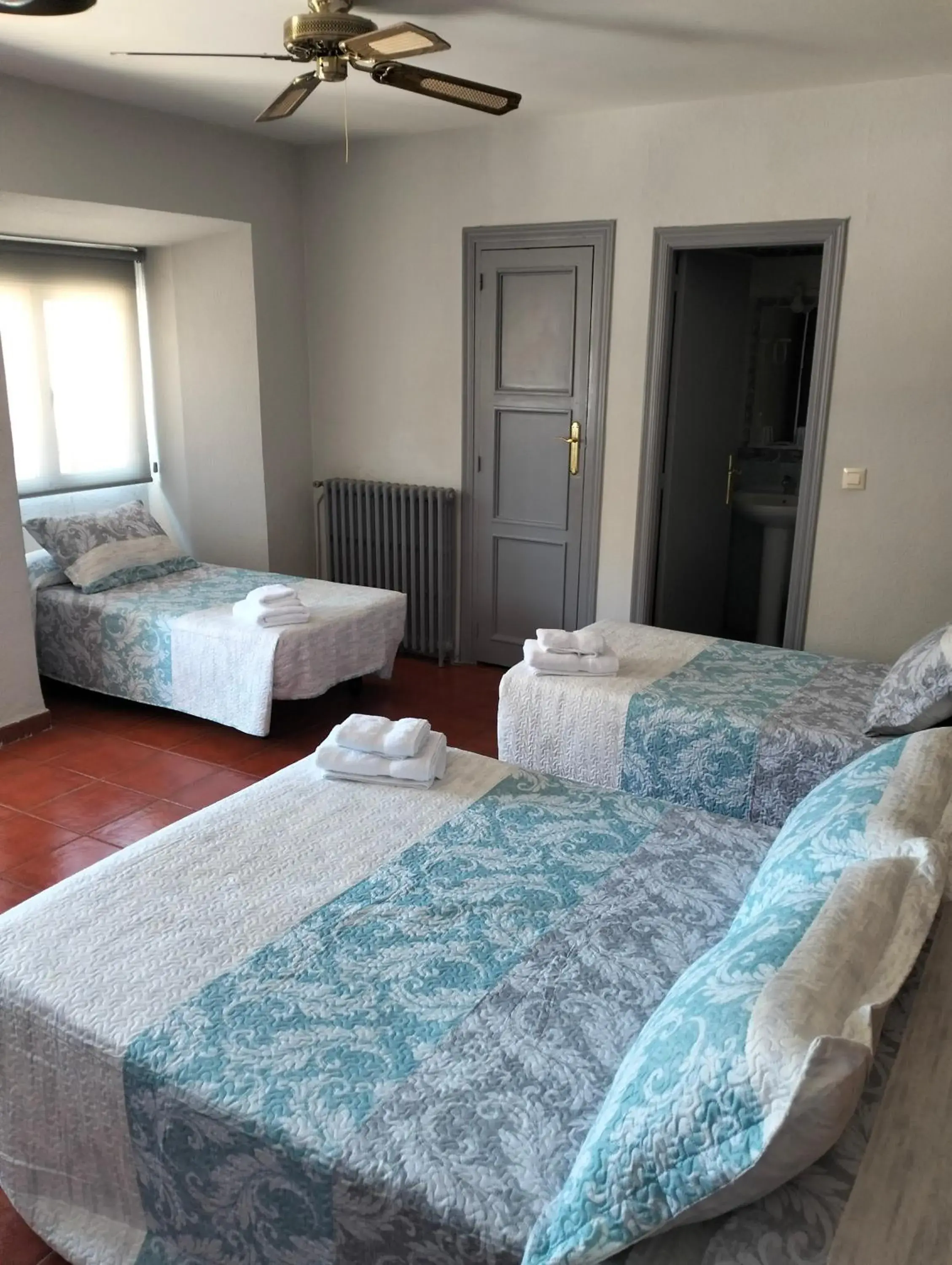 Triple Room in Hostal La Estación Triple Room in Hostal La Estación