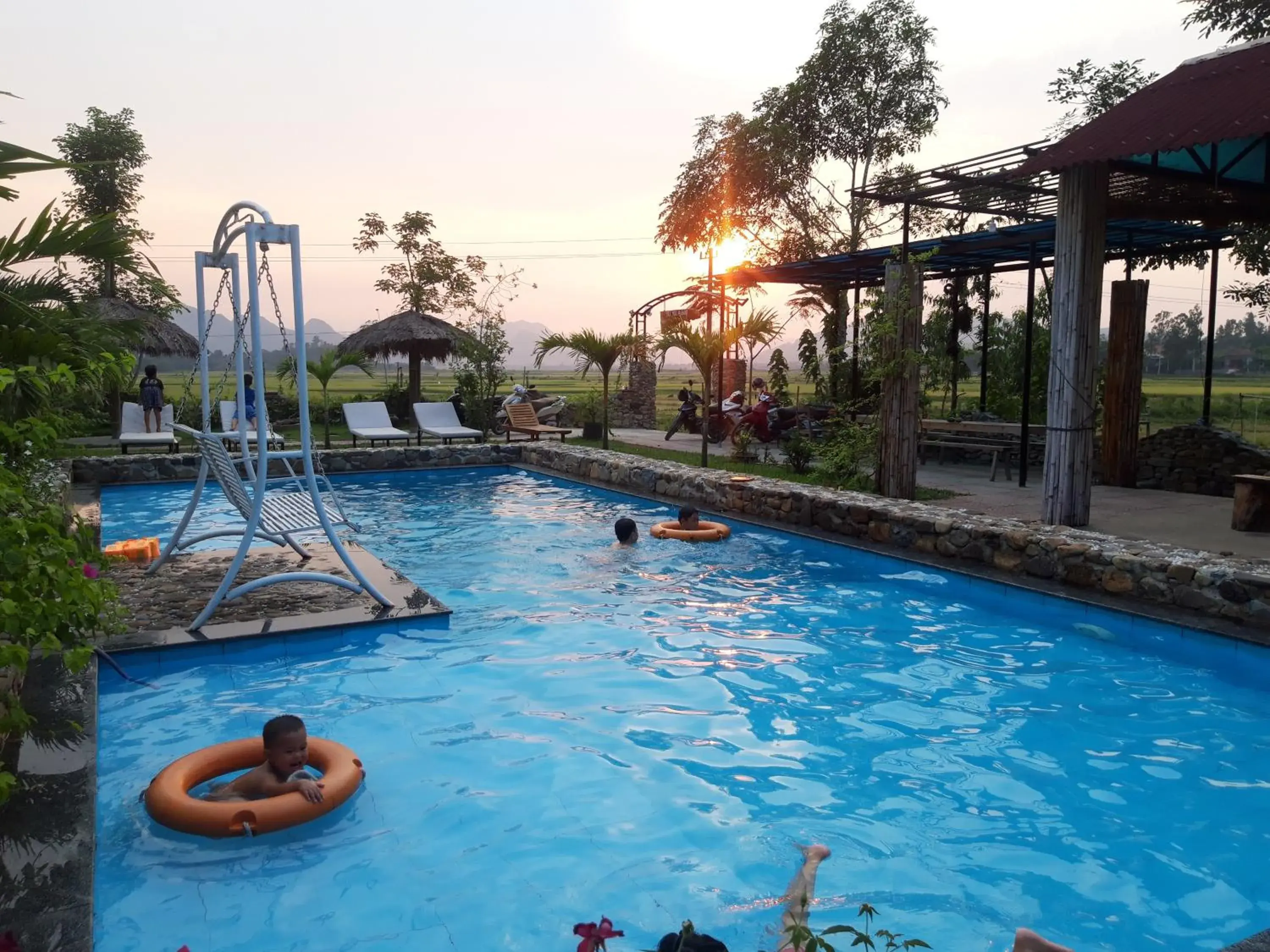 Swimming pool in Palafita Bungalow Swimming pool in Palafita Bungalow