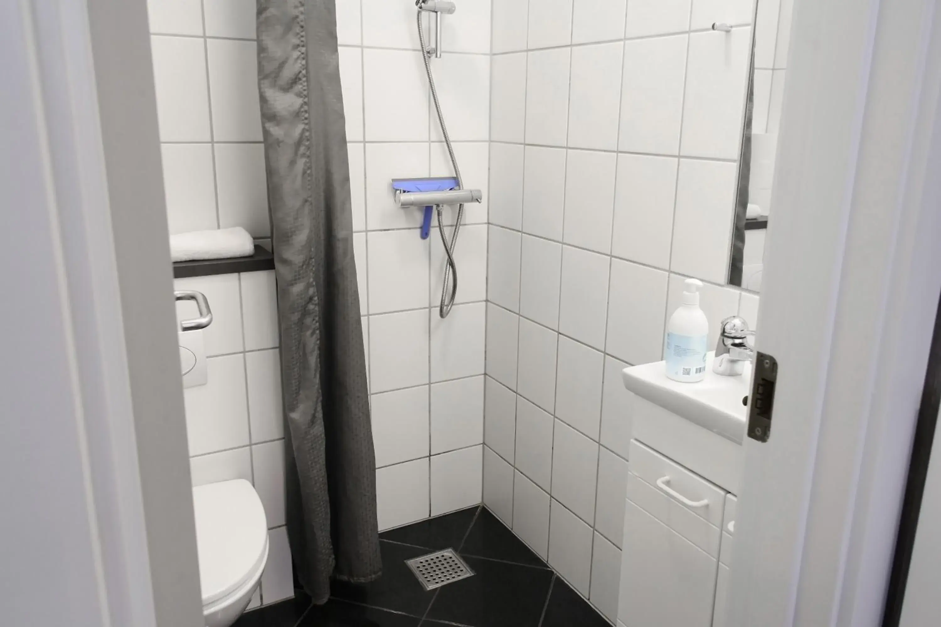 Twin Room (Entrance from street) in Hotel Aarhus City Apartments Twin Room (Entrance from street) in Hotel Aarhus City Apartments