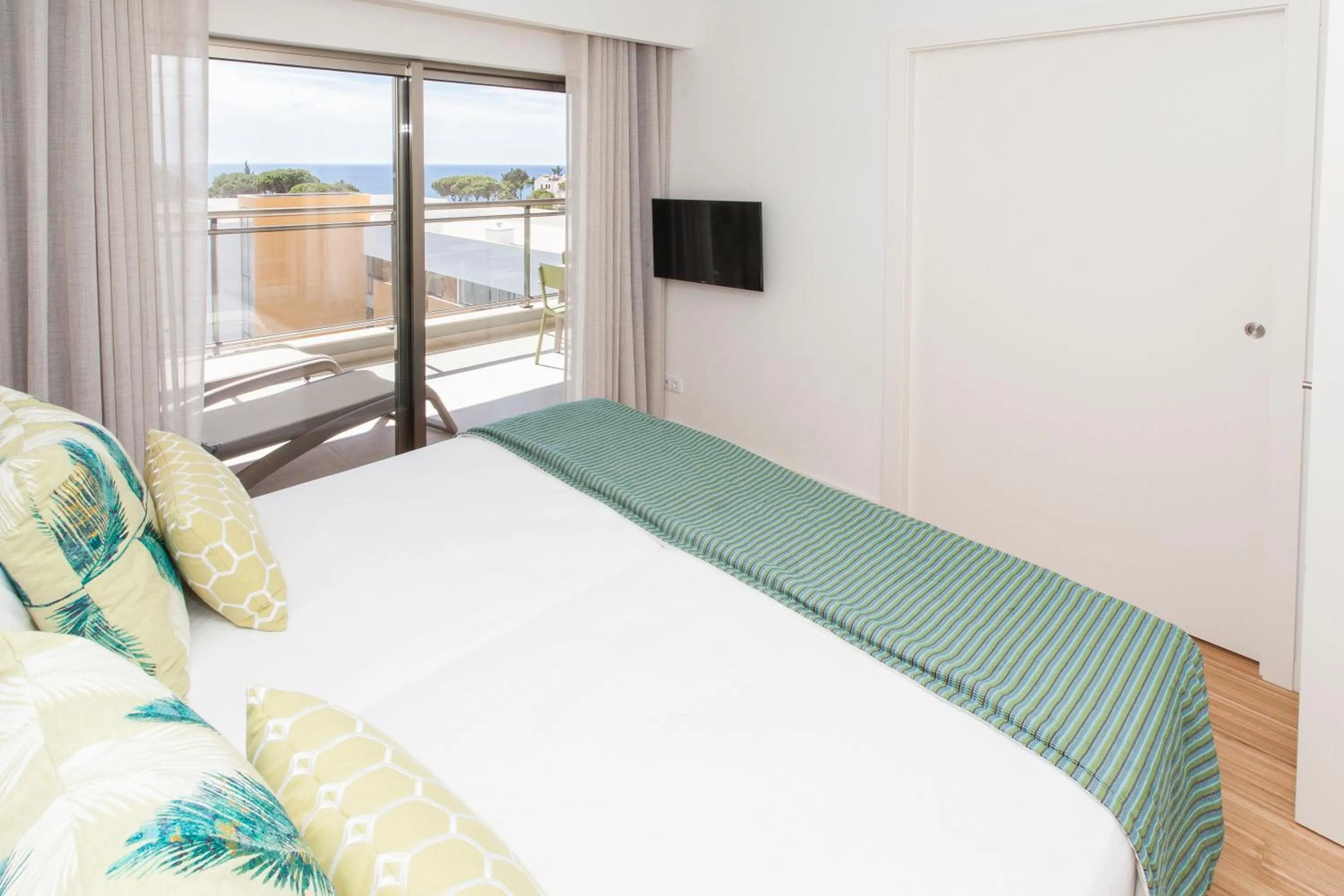 Bed in Alfagar Aparthotel