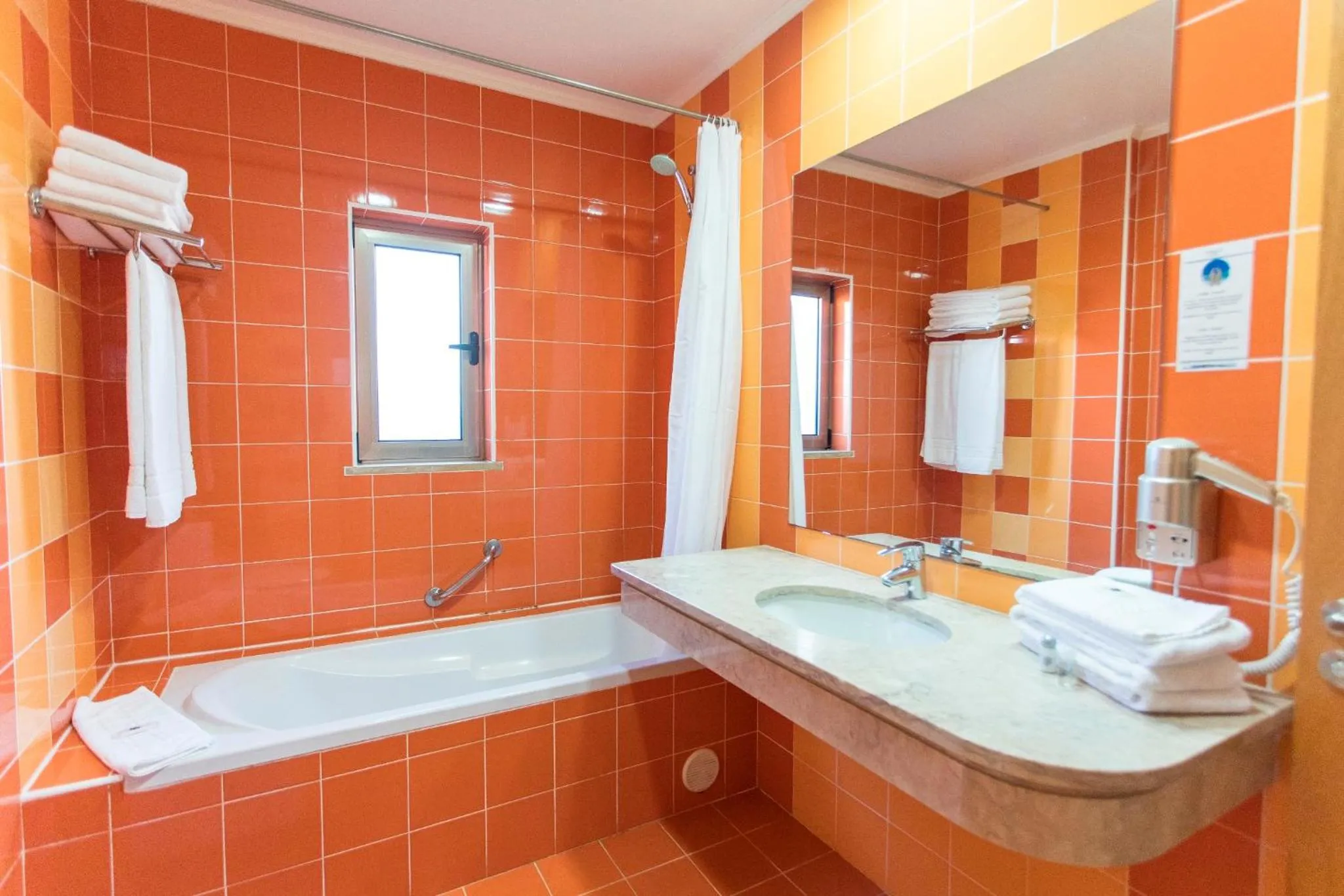 Bathroom in Alfagar Aparthotel