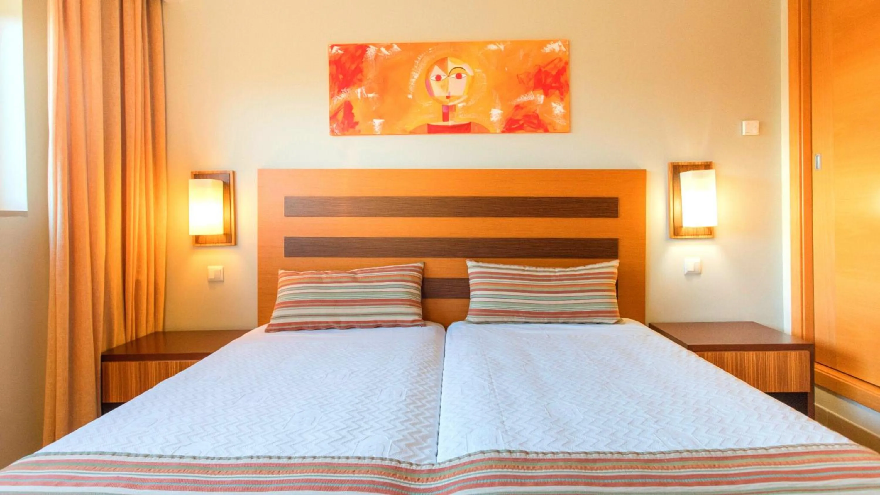 Bed in Alfagar Aparthotel