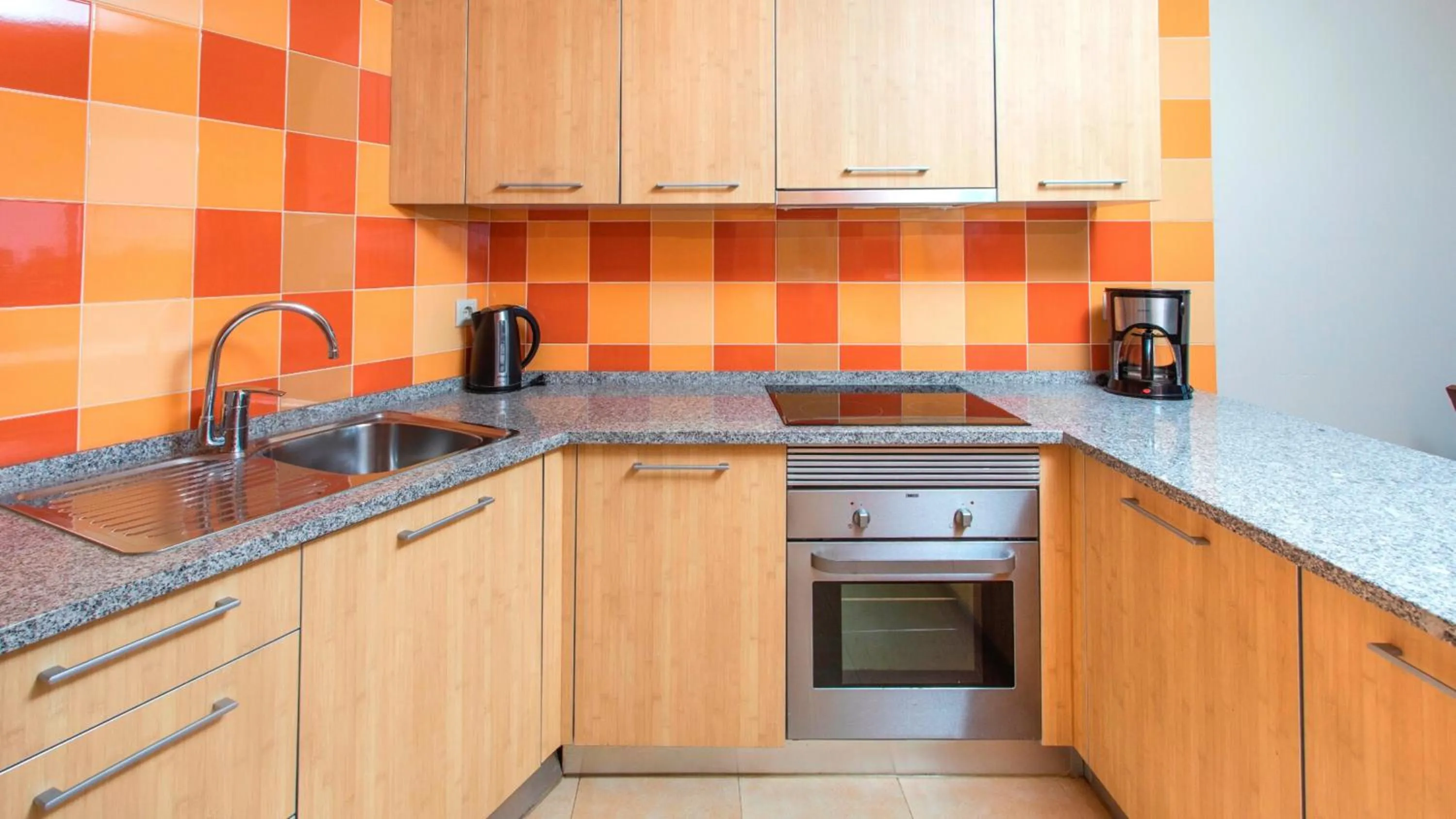 Kitchen or kitchenette in Alfagar Aparthotel