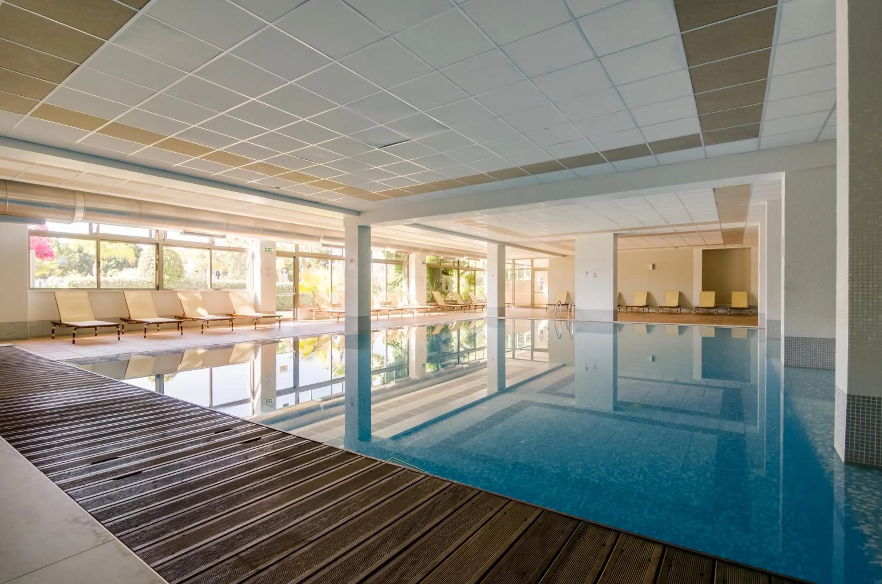 Swimming pool in Alfagar Aparthotel