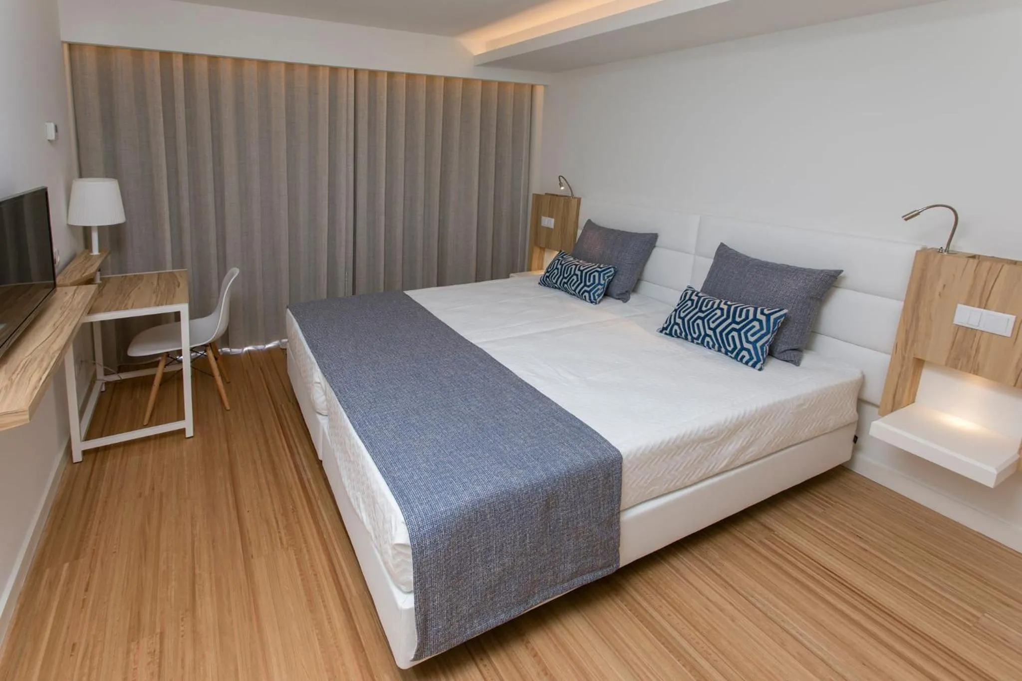 Bed in Alfagar Aparthotel