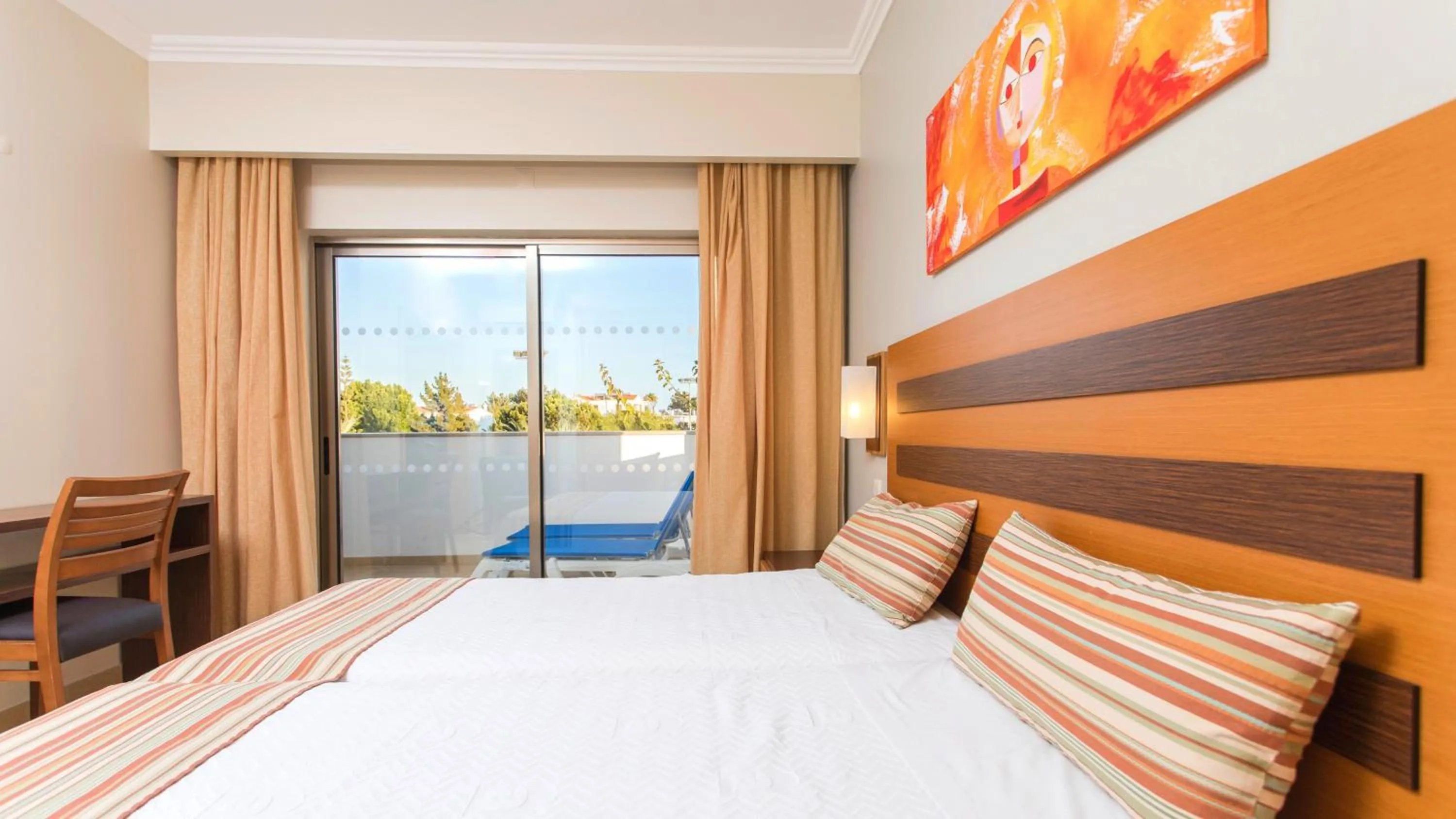 Bed in Alfagar Aparthotel