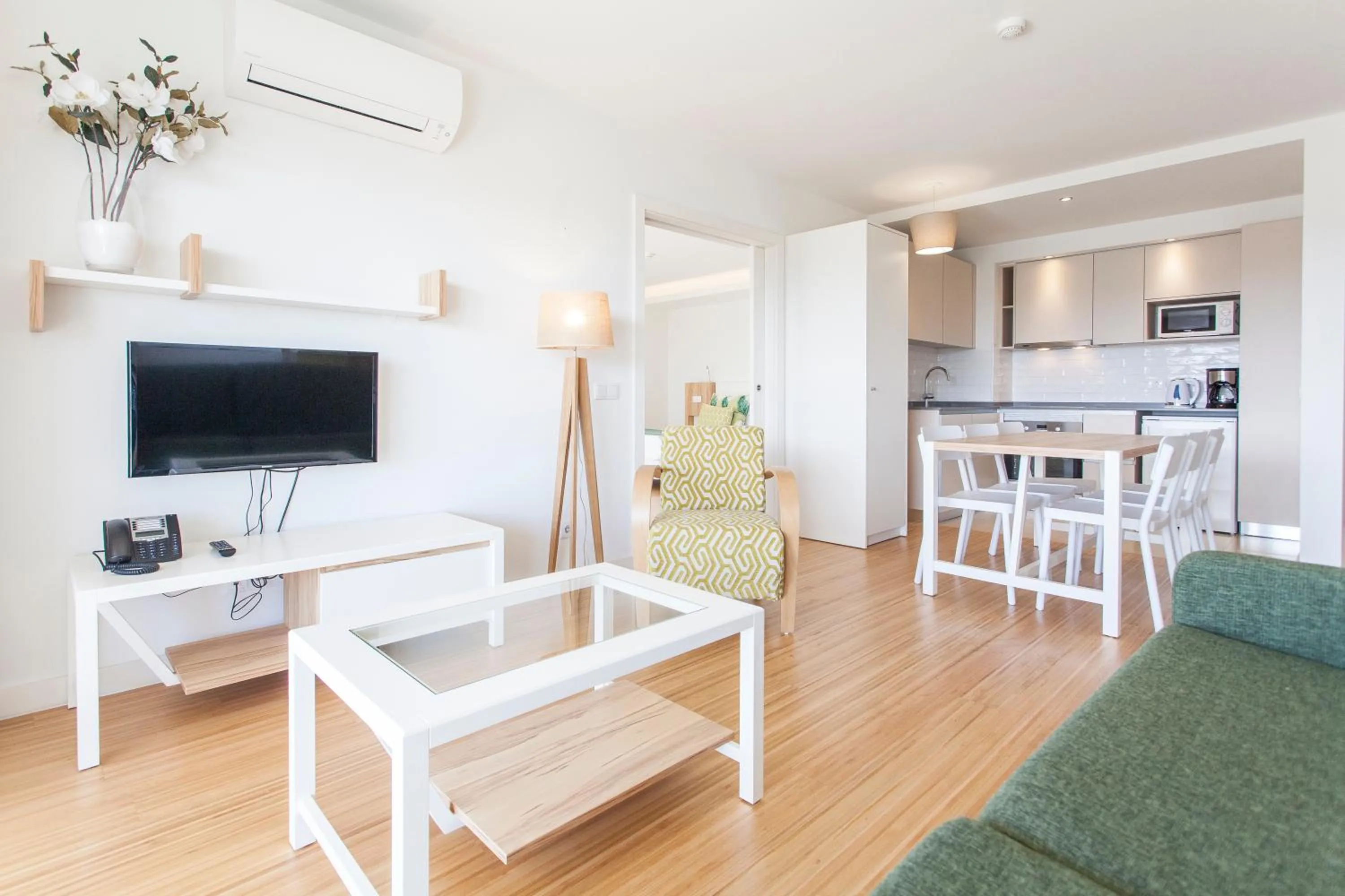 Kitchen or kitchenette in Alfagar Aparthotel