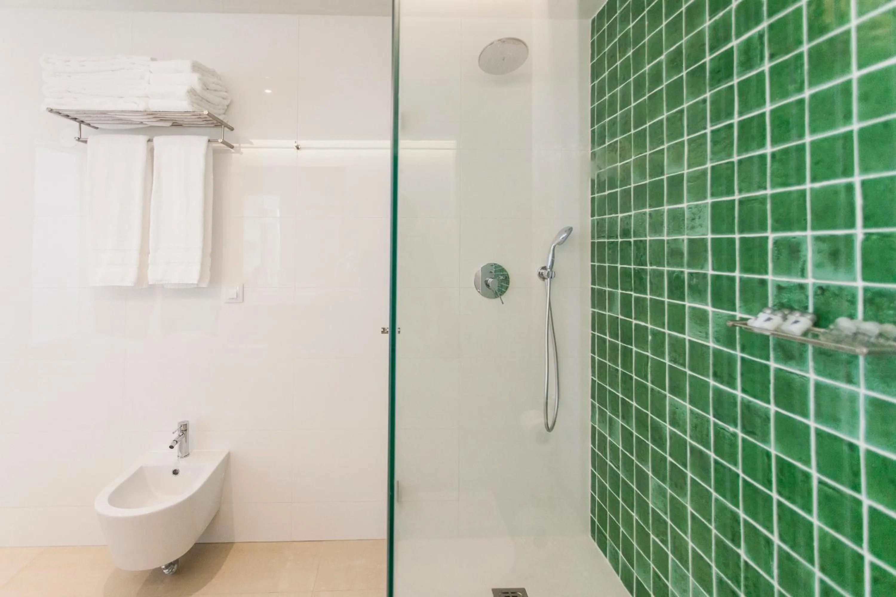 Bathroom in Alfagar Aparthotel