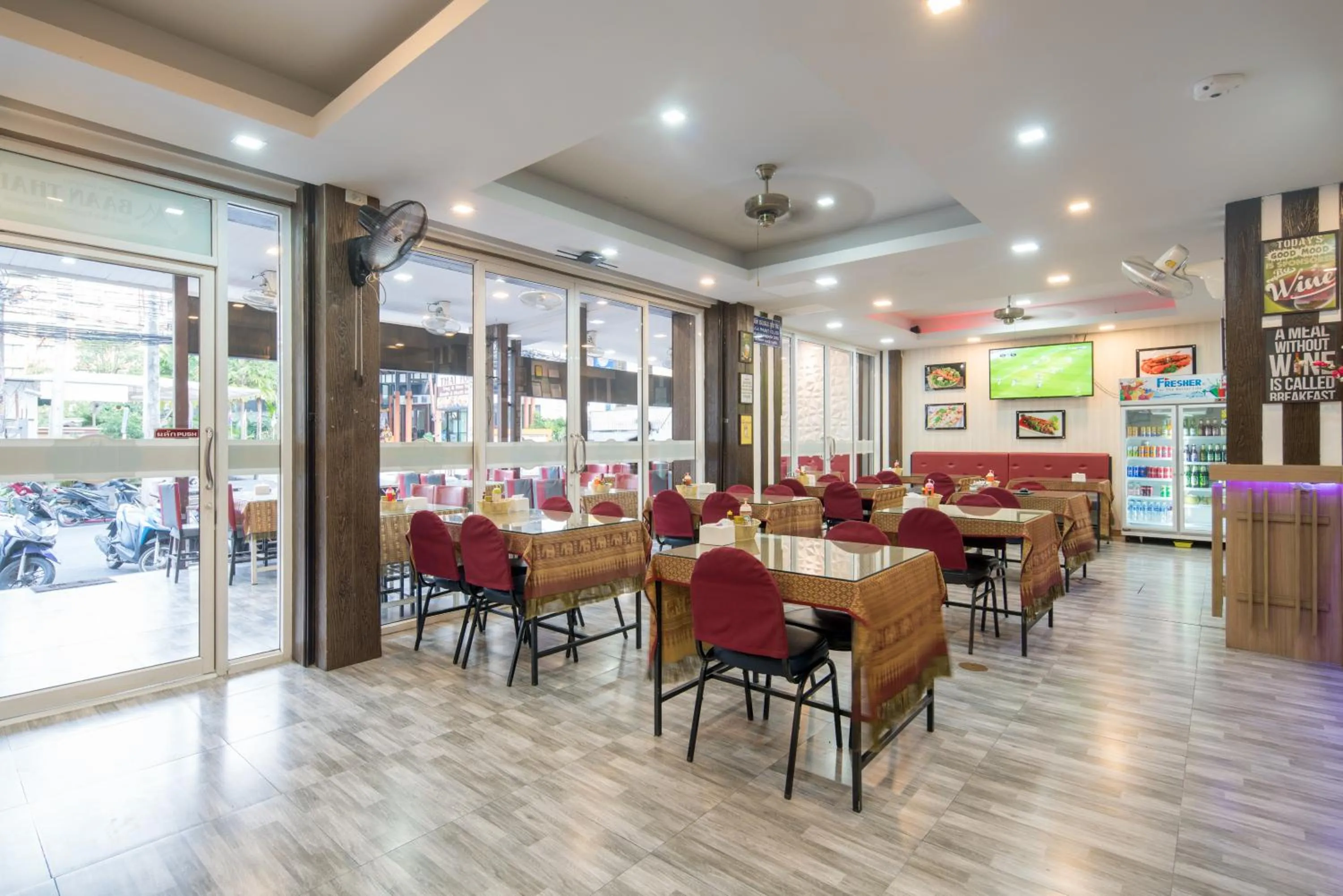 Restaurant/places to eat in Baan Thai Beach Side Residence, Patong Beach