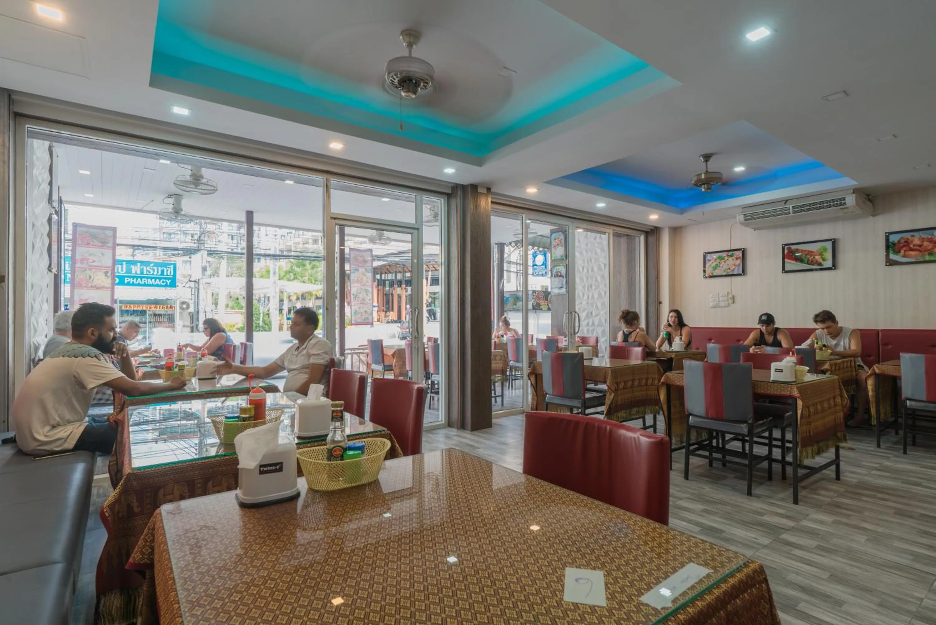 Restaurant/places to eat in Baan Thai Beach Side Residence, Patong Beach