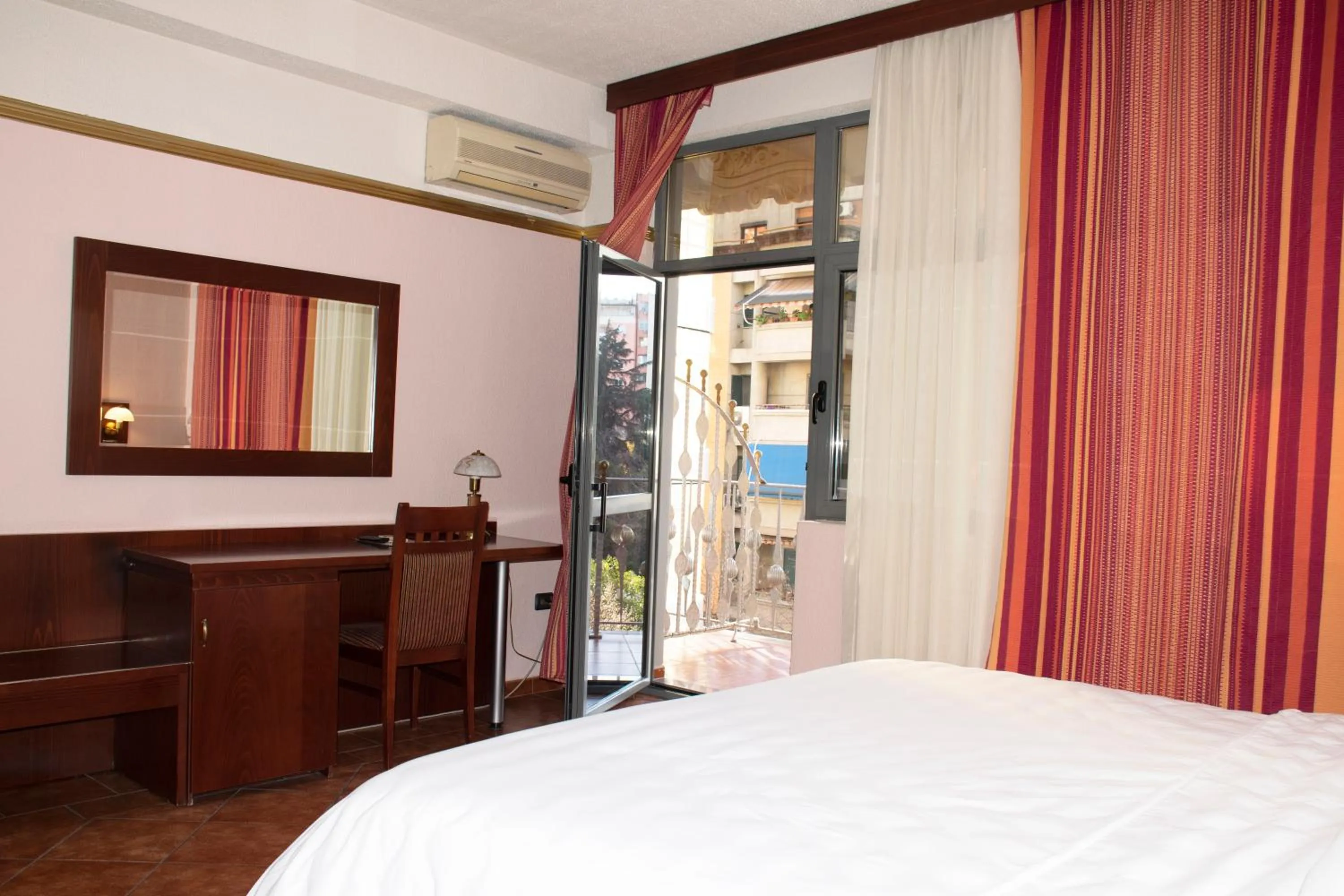 Bedroom, Bed in Hotel Elysee