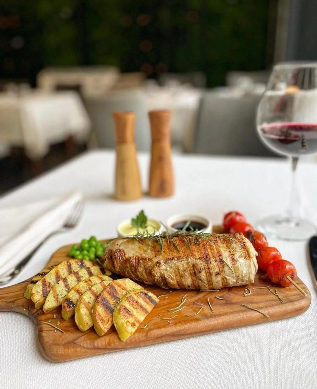 Restaurant/places to eat in Hotel Elysee