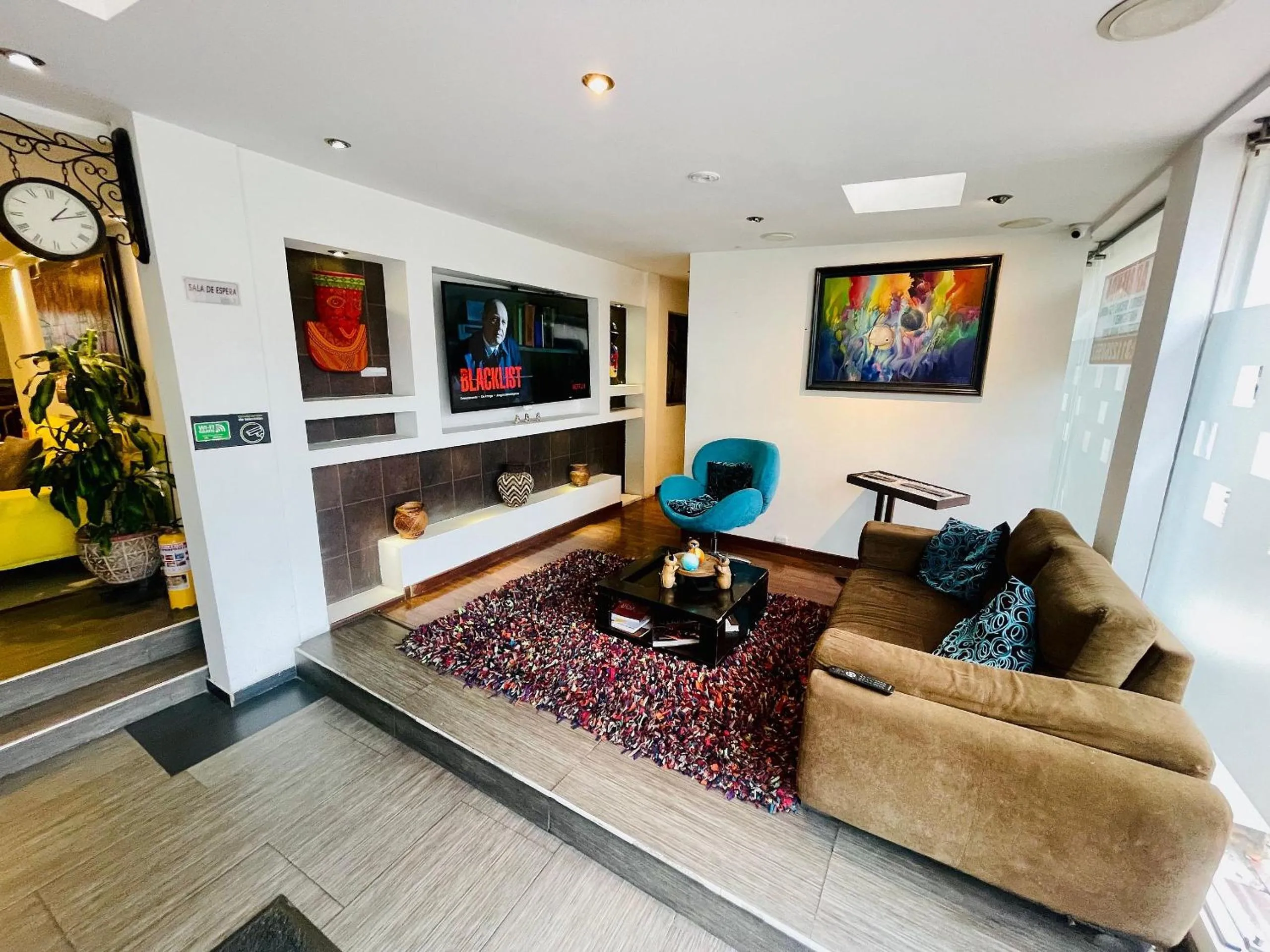 Communal lounge/ TV room in Hotel Santa Cruz Bogotá