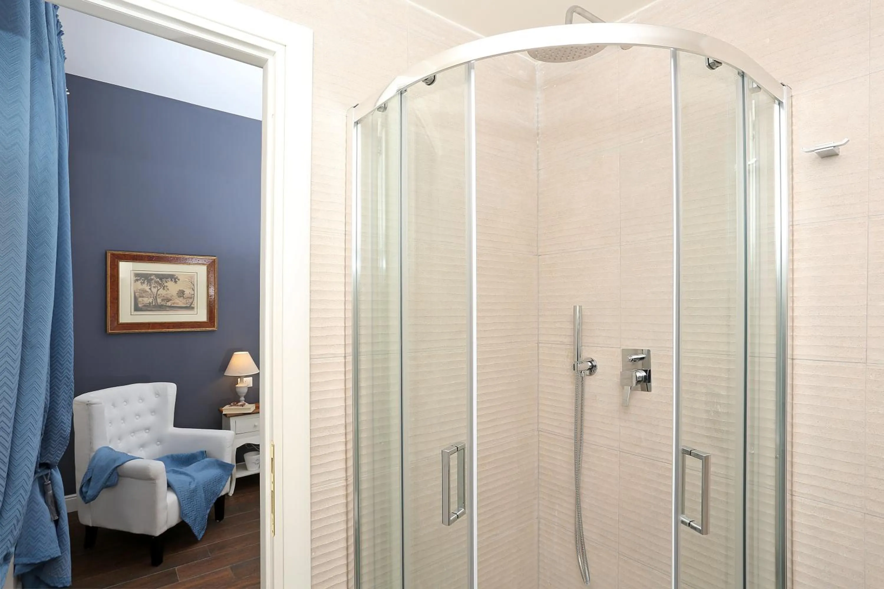 Bathroom, Bed in Daplace - Arena House