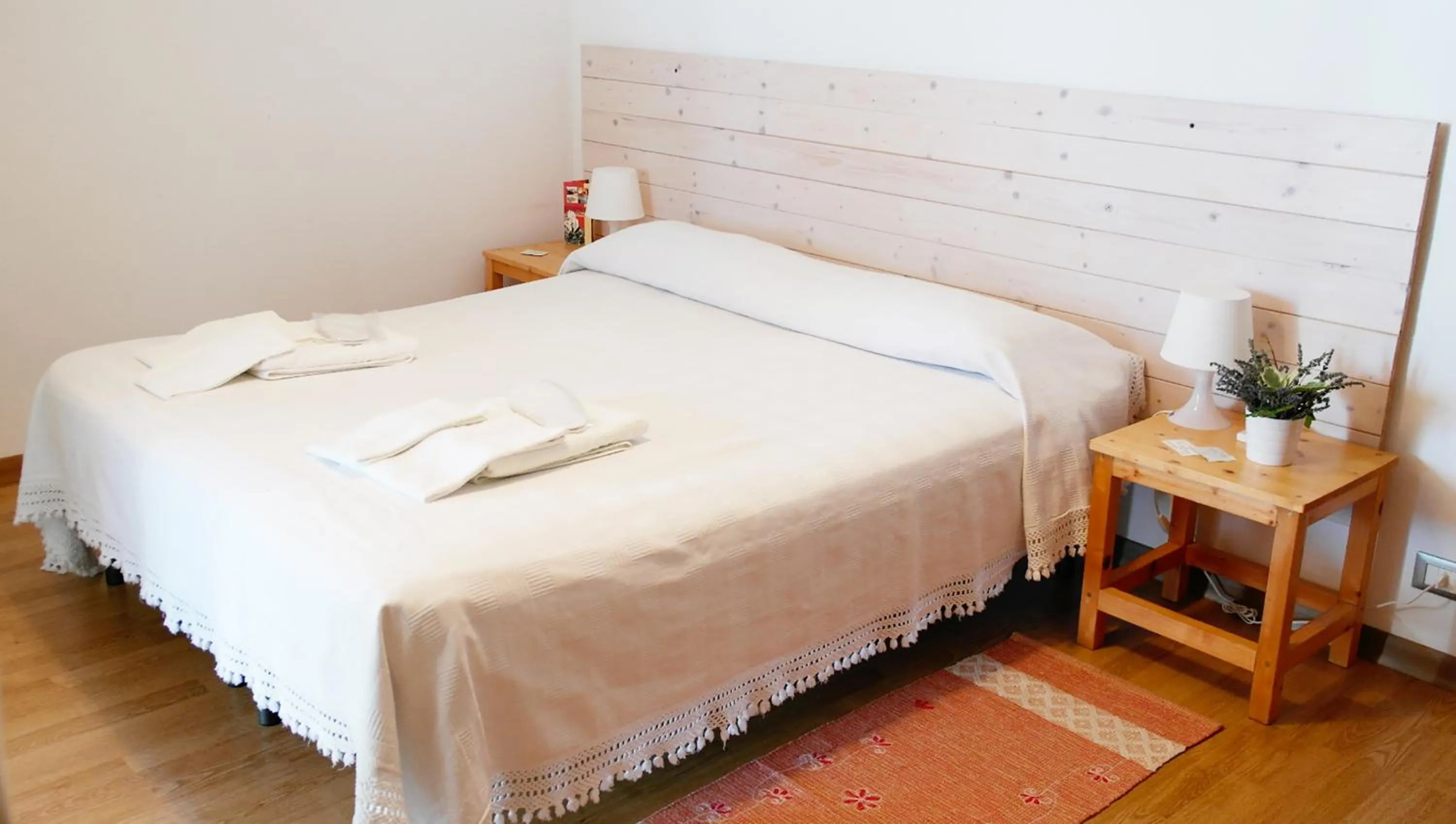 Photo of the whole room, Bed in Giogaia