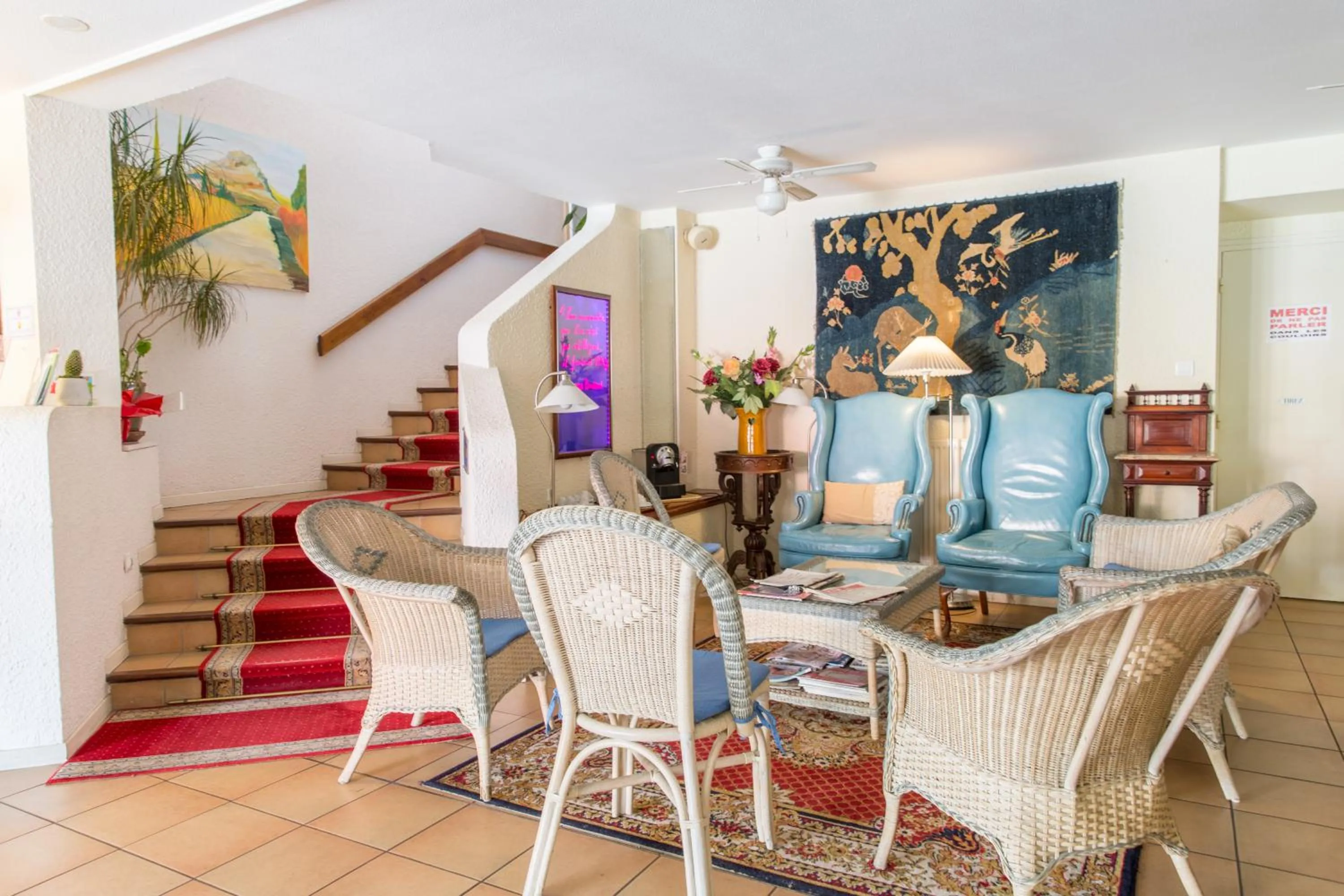 Communal lounge/ TV room in Hôtel du Canal