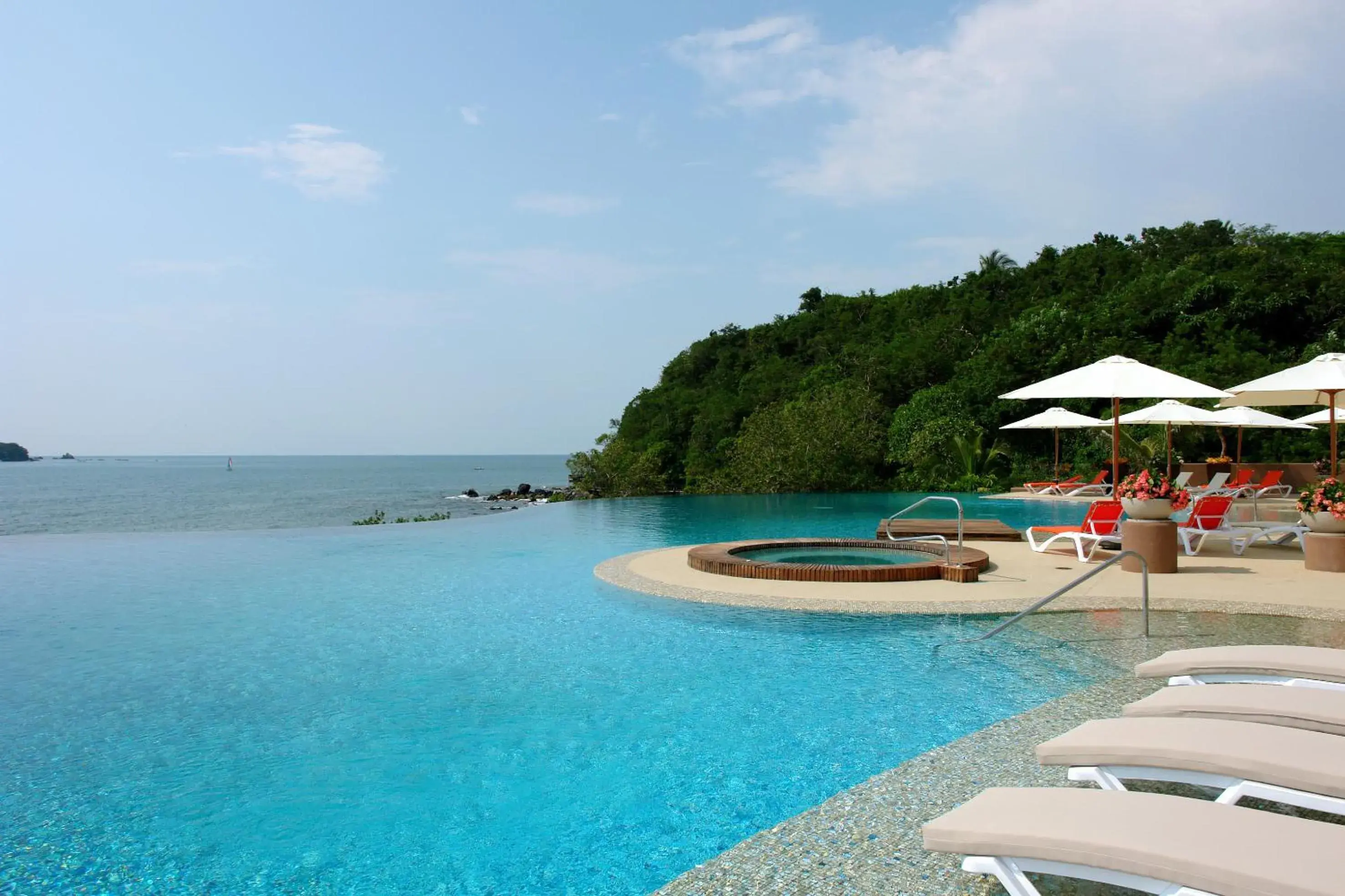 Swimming pool in Azul Ixtapa Grand All Inclusive Suites - Spa & Convention Center Swimming pool in Azul Ixtapa Grand All Inclusive Suites - Spa & Convention Center