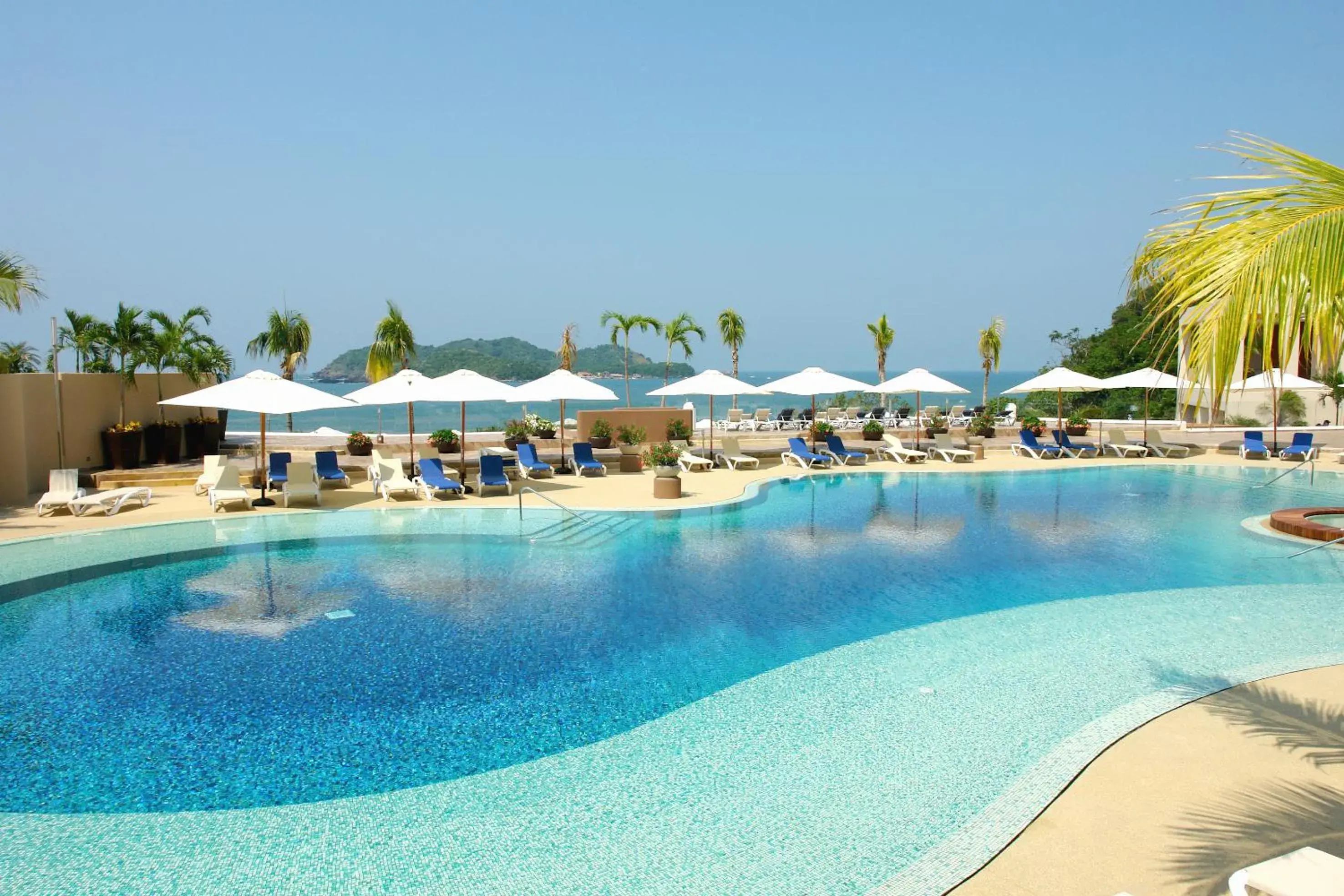 Swimming pool in Azul Ixtapa Grand All Inclusive Suites - Spa & Convention Center Swimming pool in Azul Ixtapa Grand All Inclusive Suites - Spa & Convention Center