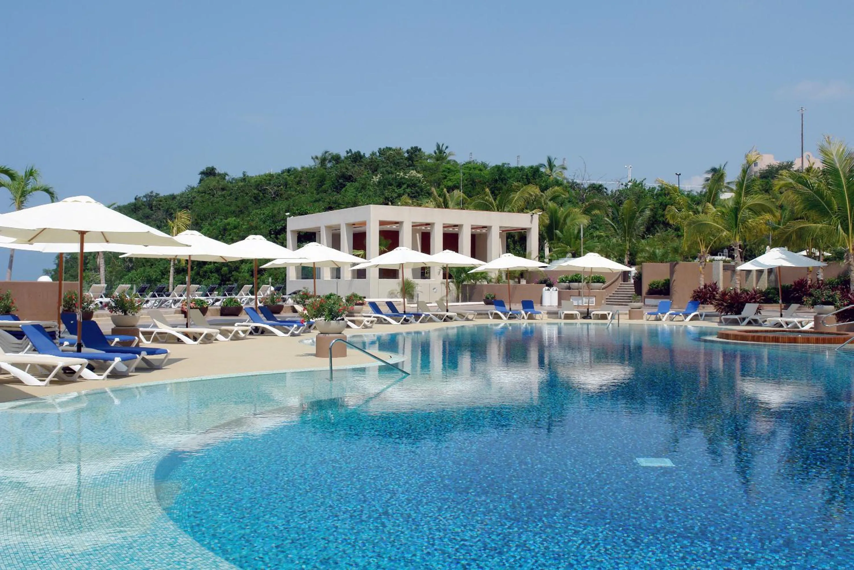 Swimming pool in Azul Ixtapa Grand All Inclusive Suites - Spa & Convention Center