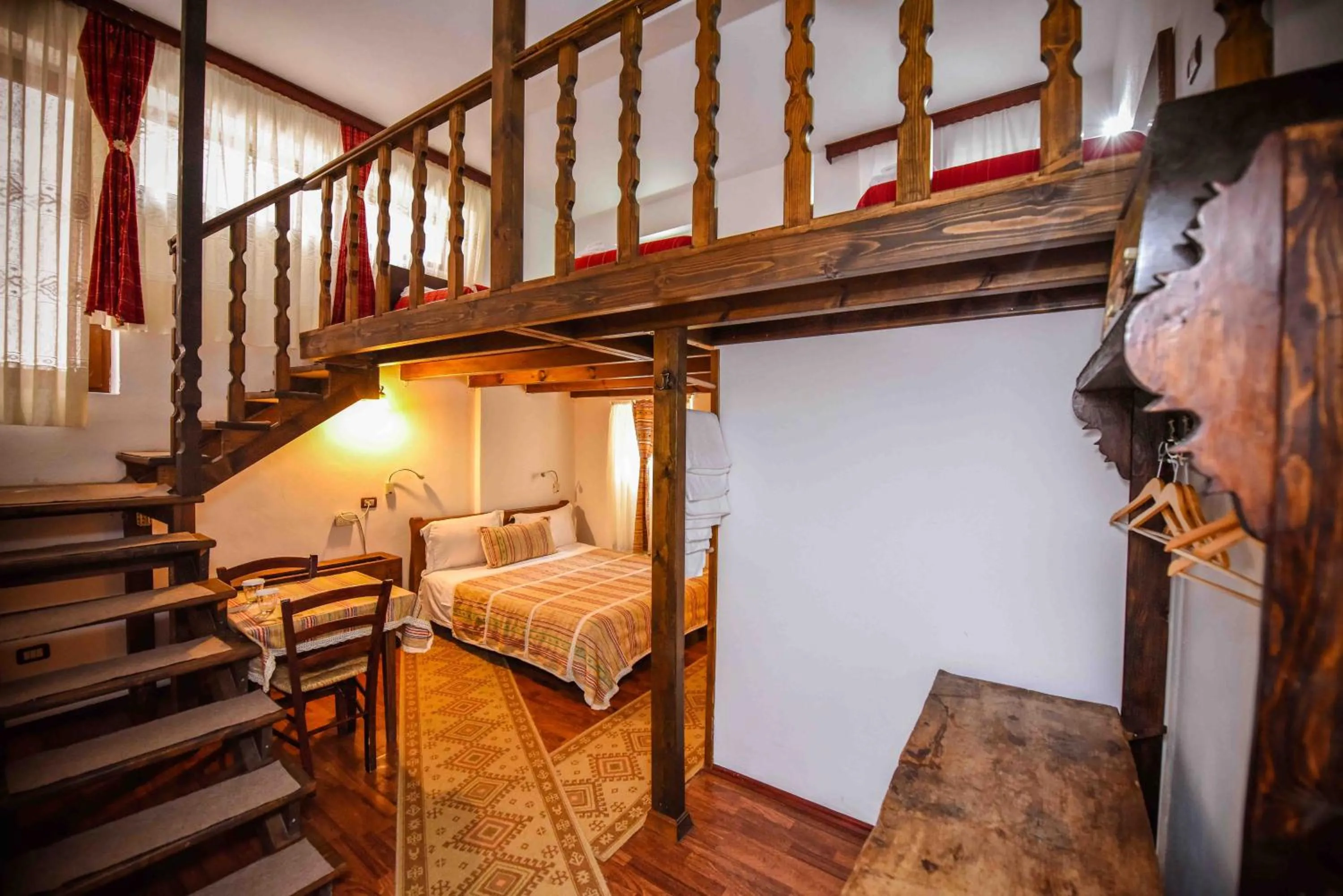 Restaurant/places to eat, Bed in Hotel Tradita