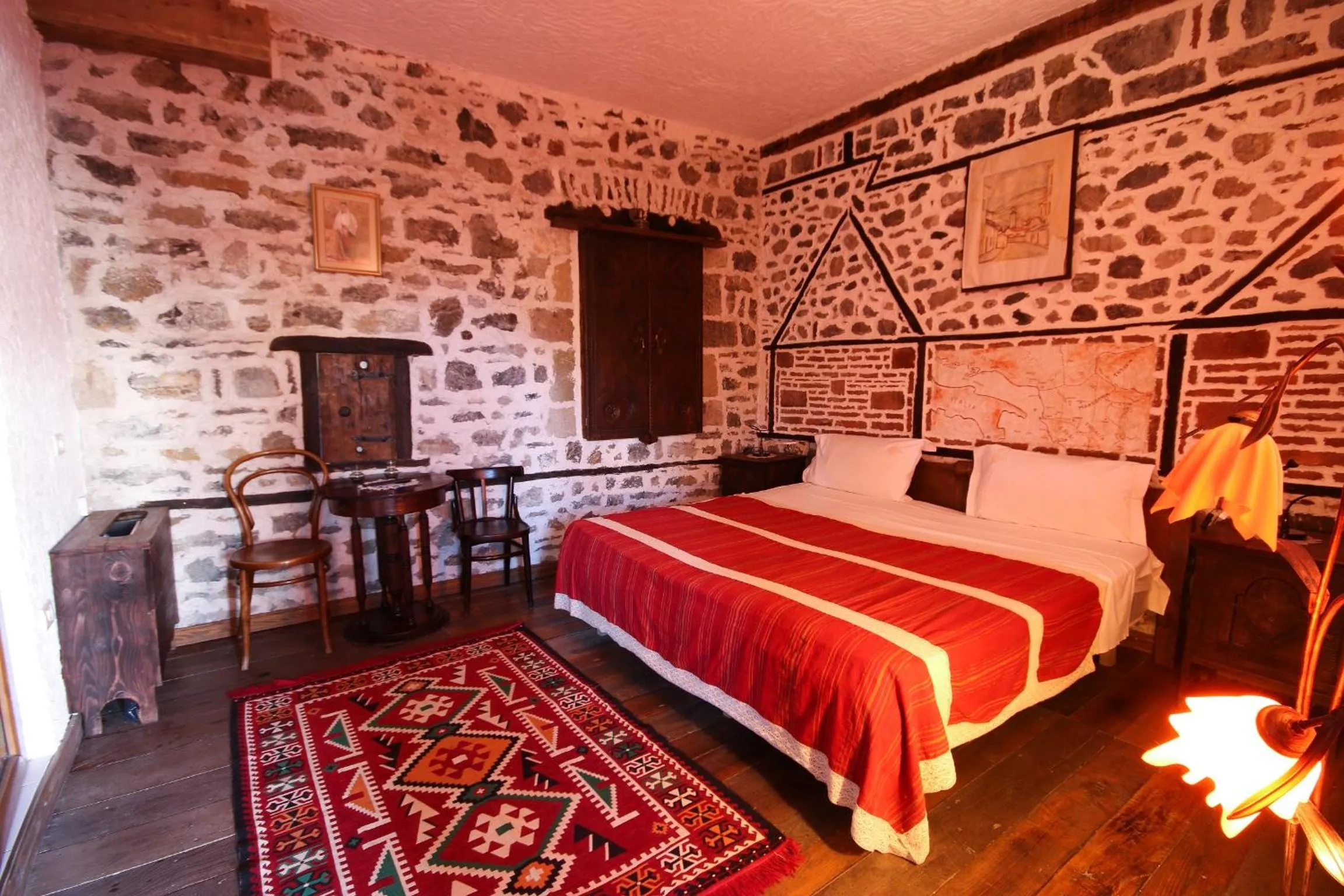 Shower, Bed in Hotel Tradita