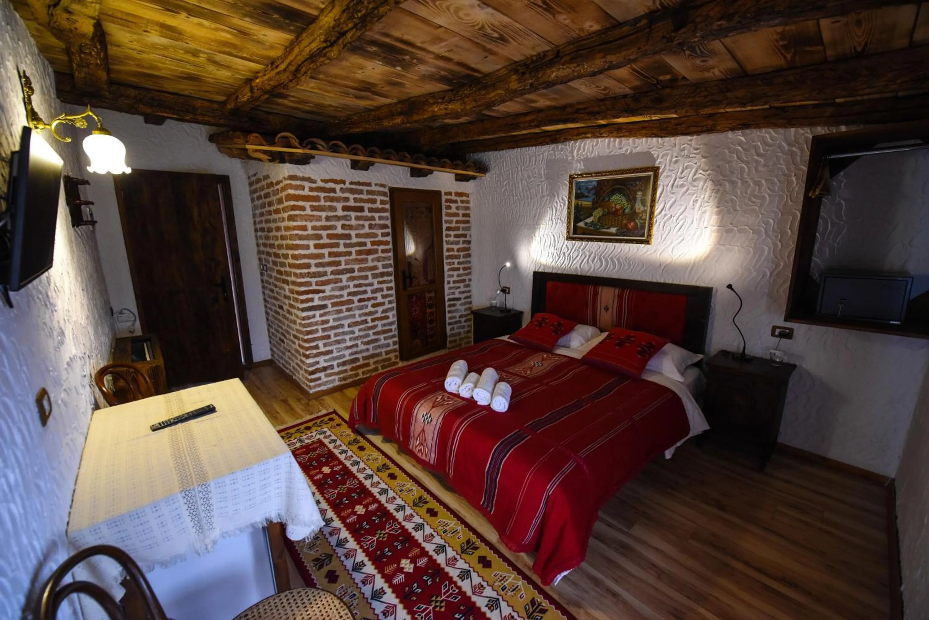 Shower, Bed in Hotel Tradita