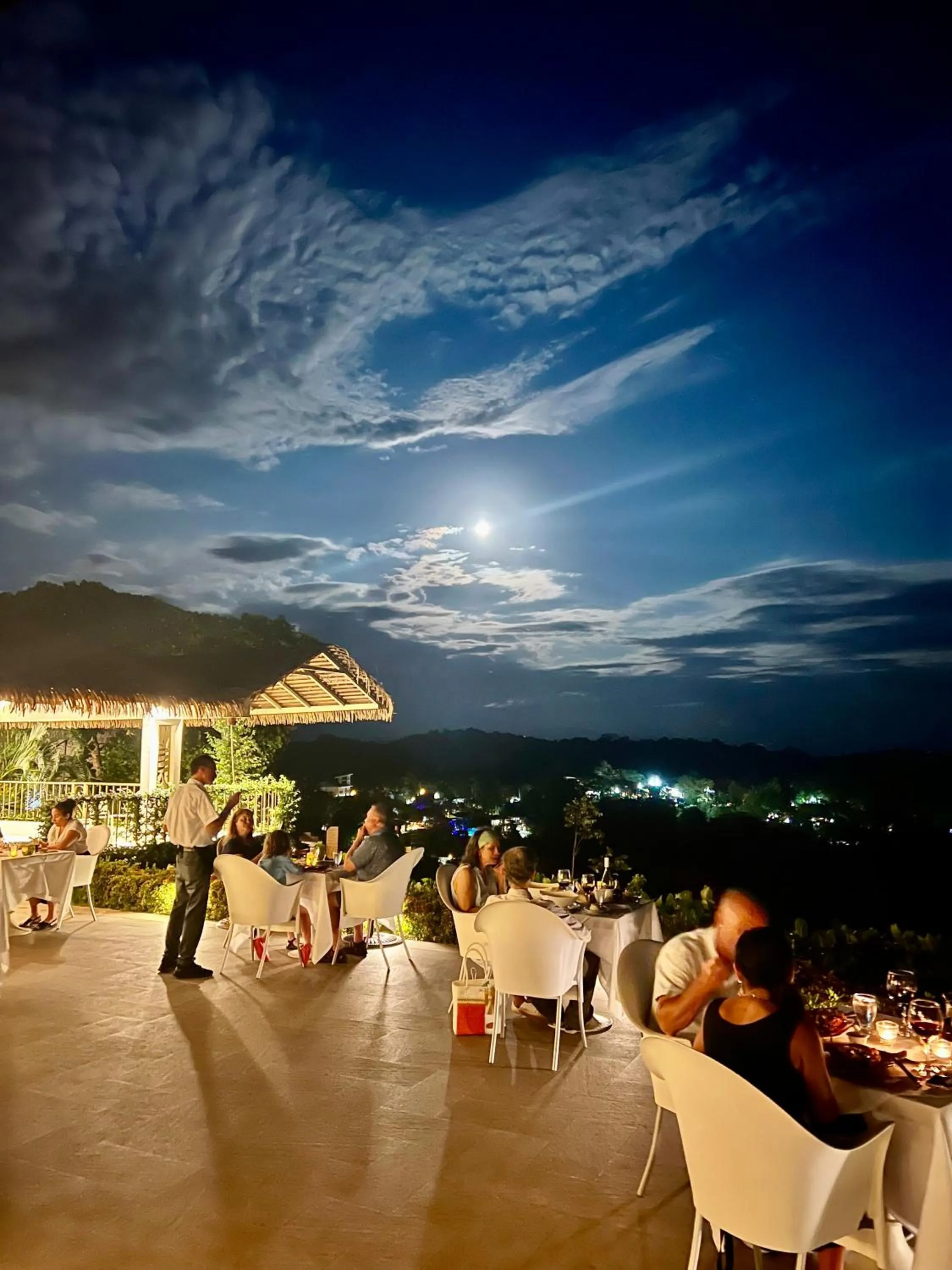 Night in Hotel La Mariposa