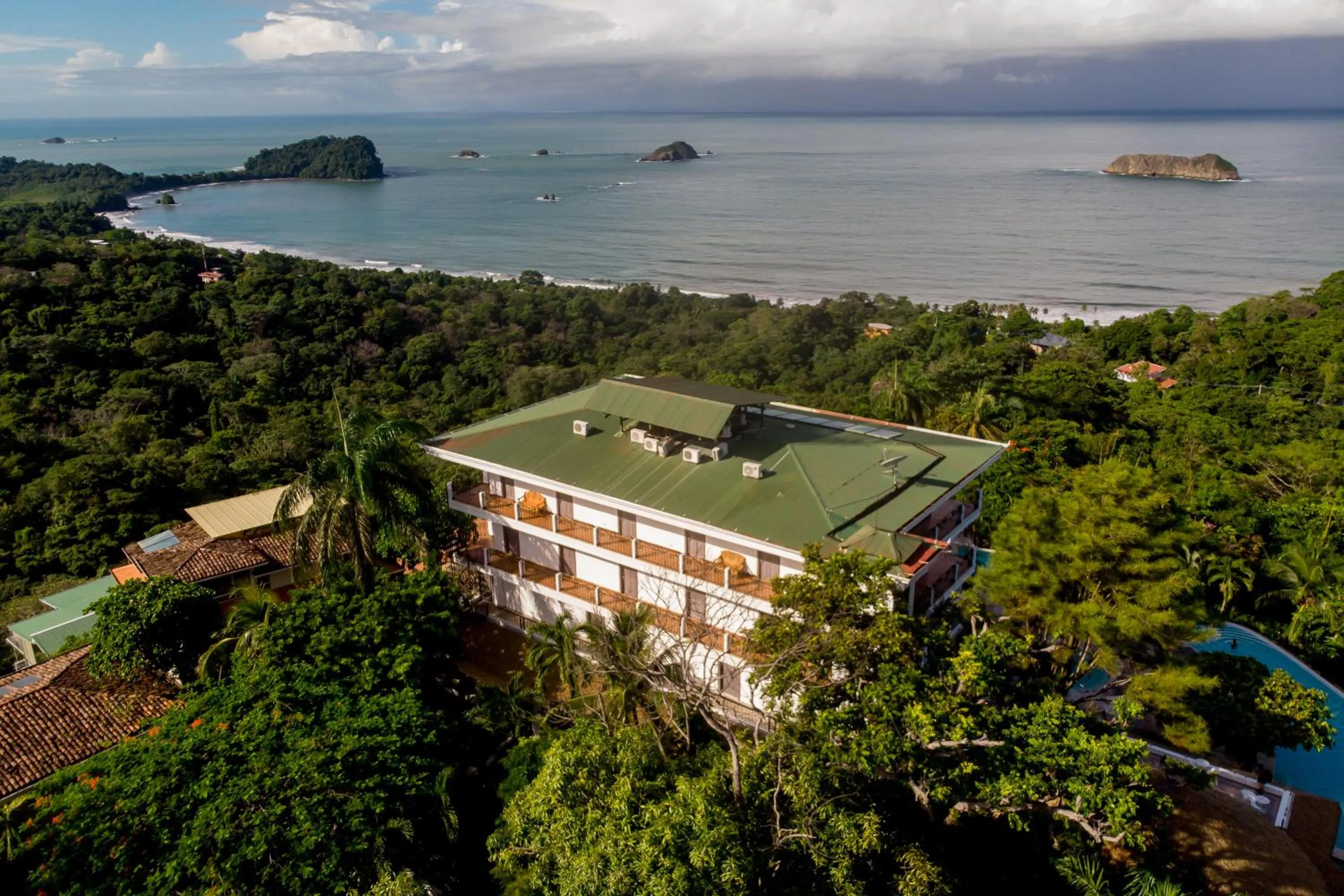 Property building in Hotel La Mariposa