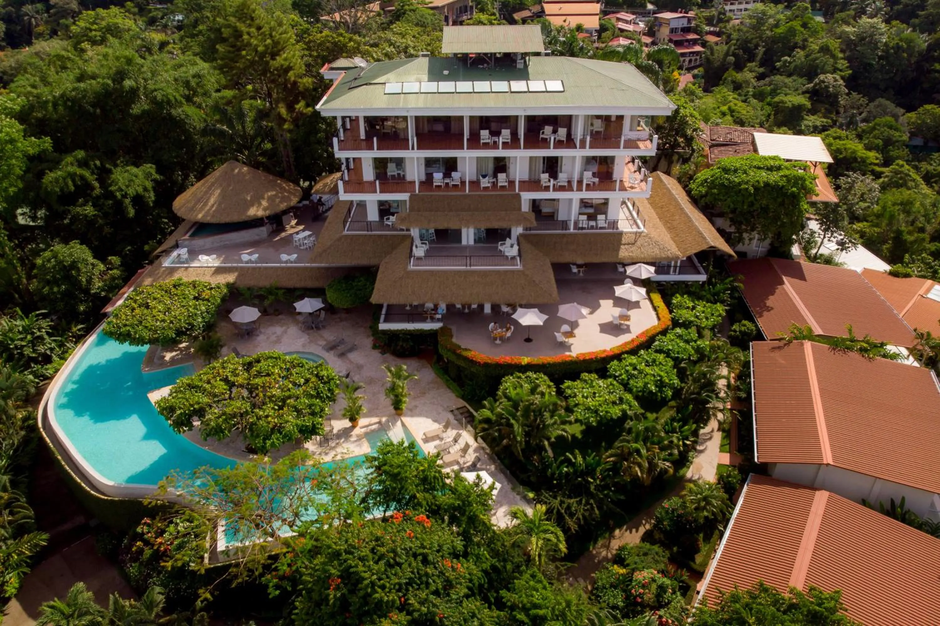 Property building in Hotel La Mariposa