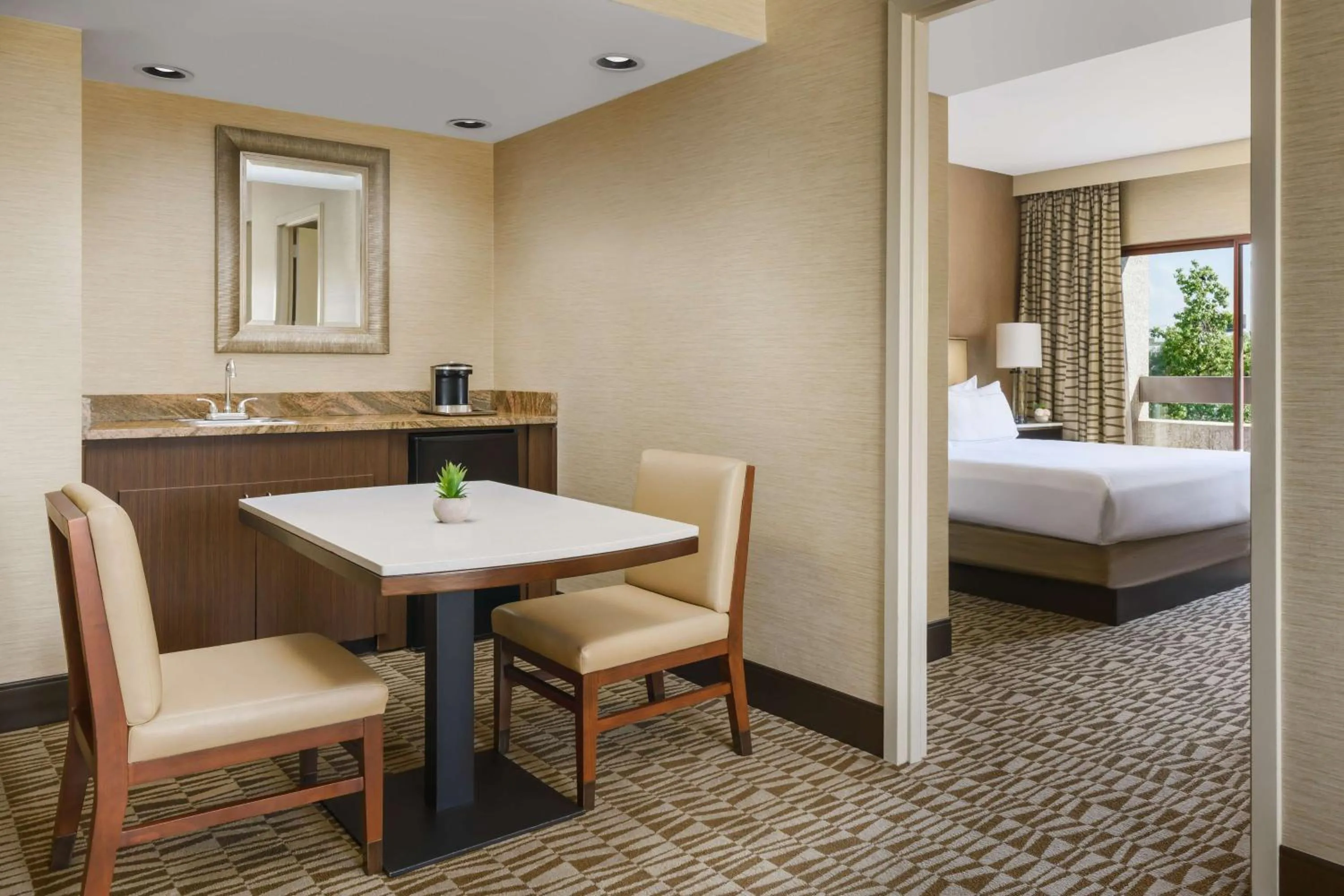 Photo of the whole room, Bed in Hilton Phoenix Airport