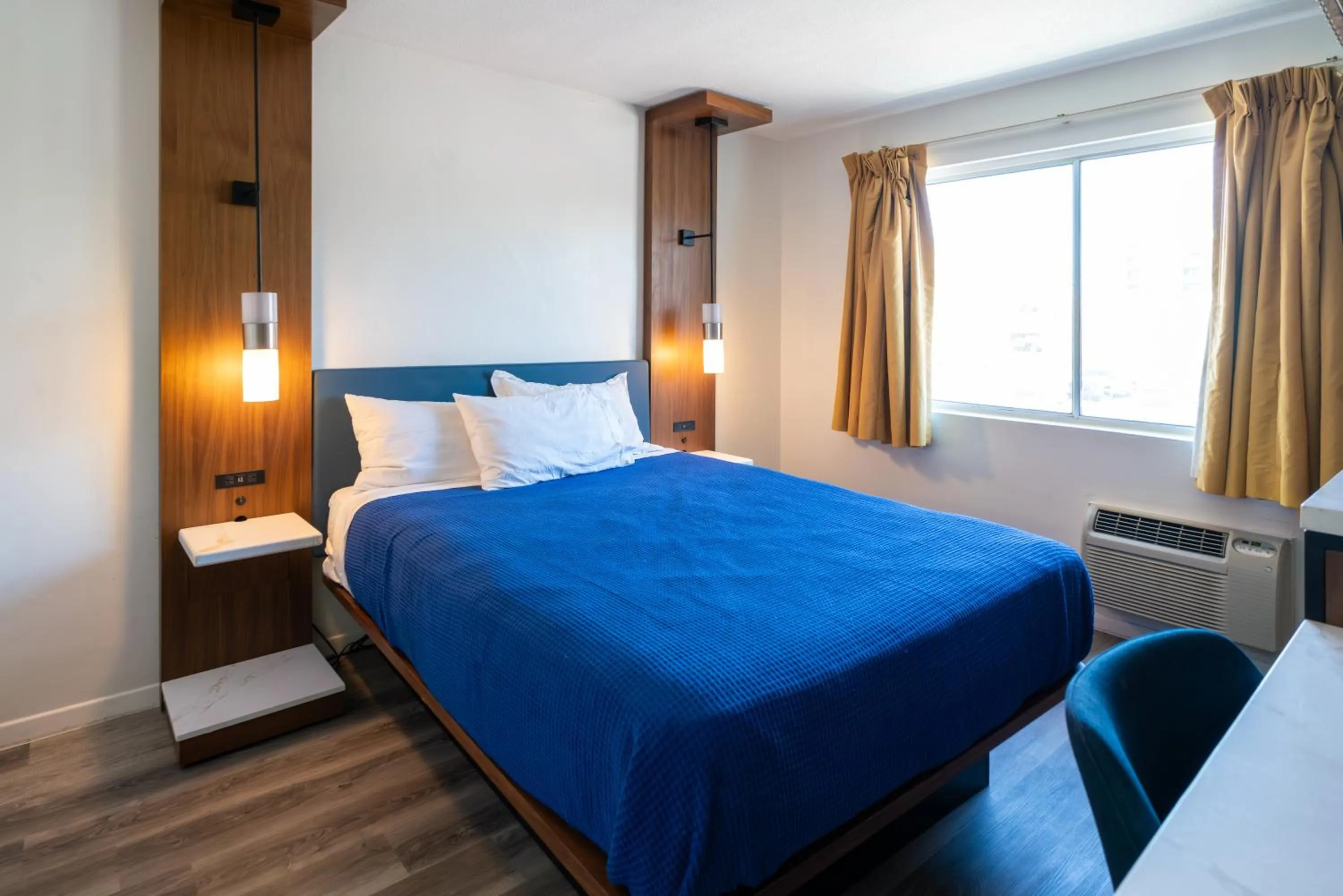 Central Phoenix Hotel