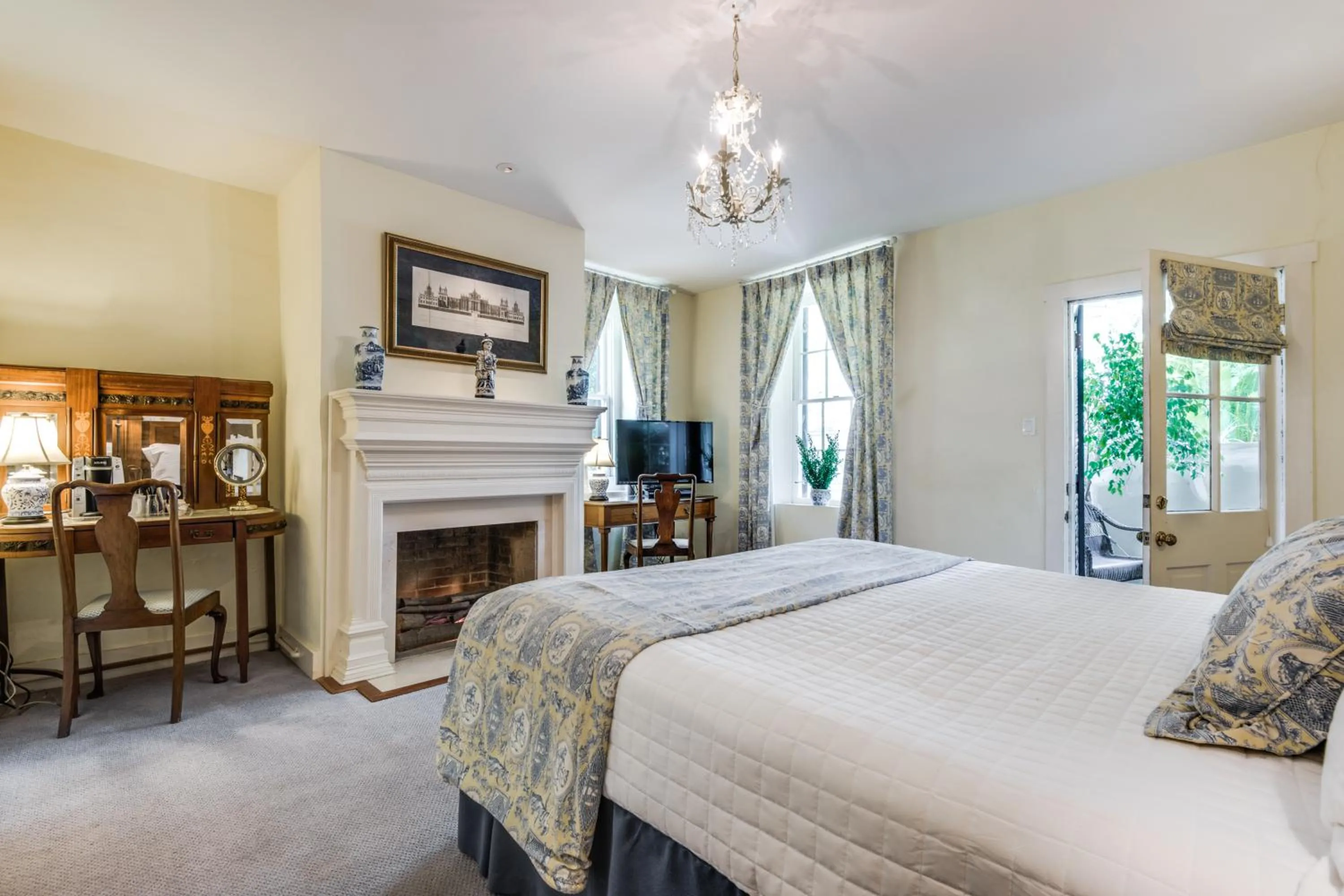King Suite with Spa Bath - Oge House on the Riverwalk in Noble Inns