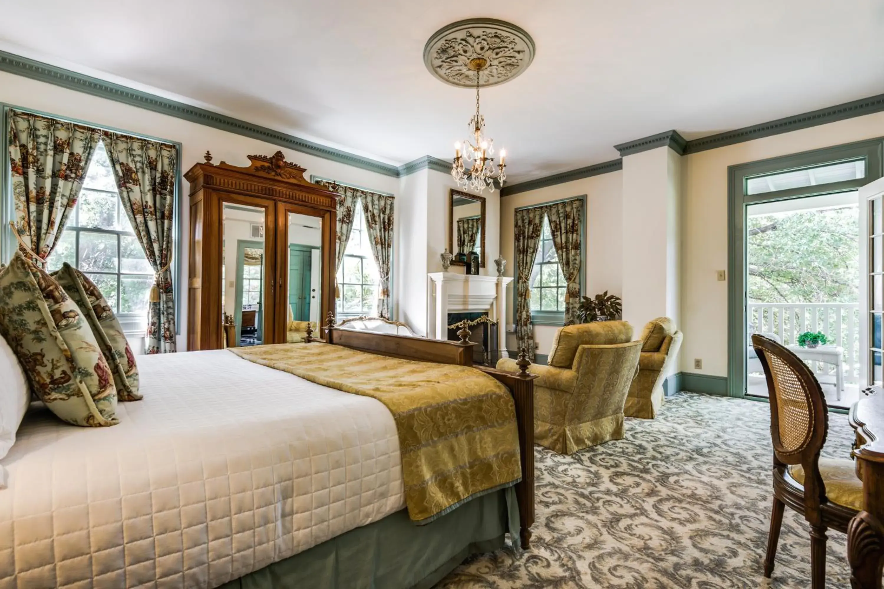 King Suite with Spa Bath - River View - Oge House on the Riverwalk in Noble Inns King Suite with Spa Bath - River View - Oge House on the Riverwalk in Noble Inns