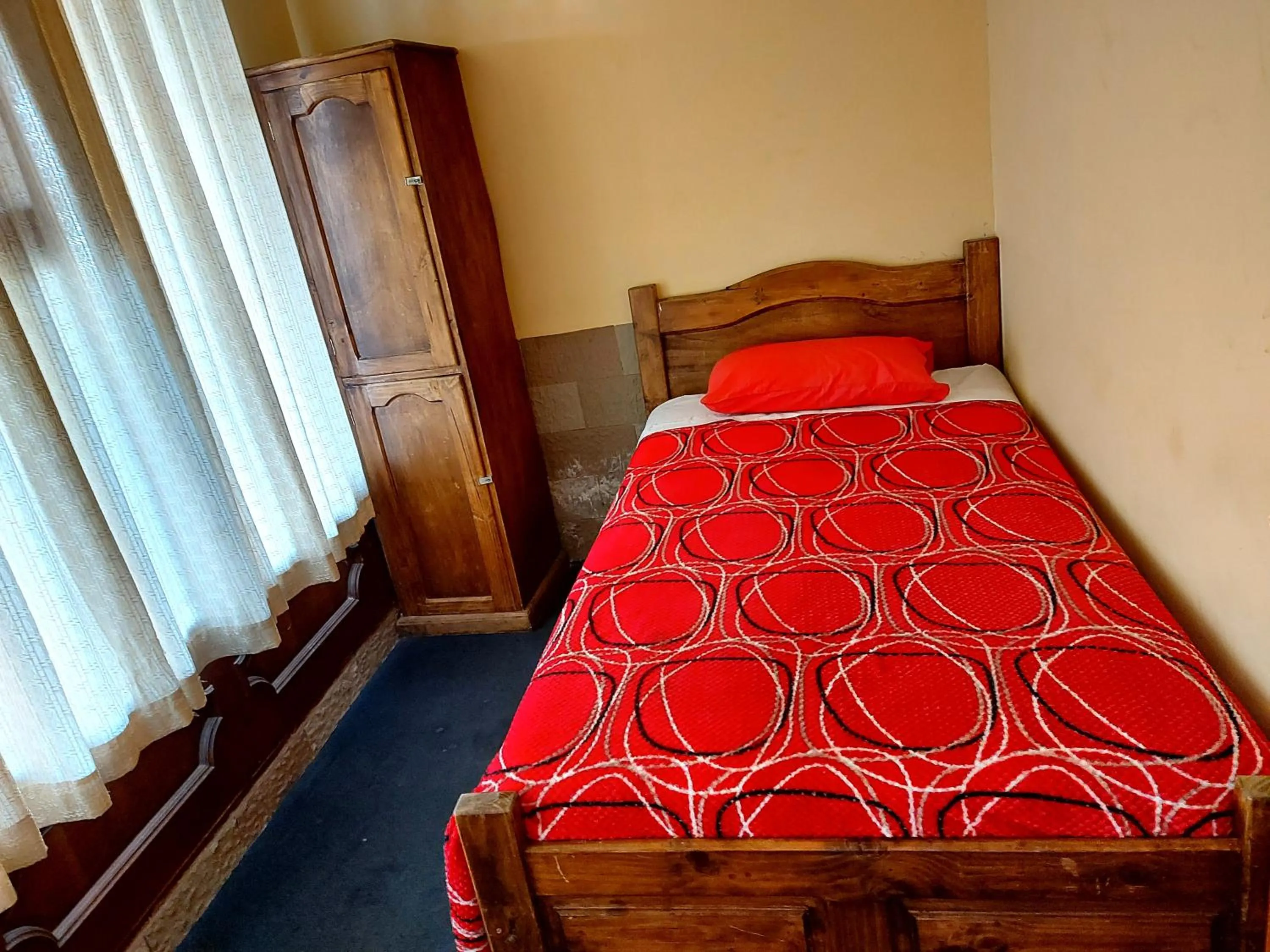 Single Room with Garden View - single occupancy in Ñaupa House Hostel