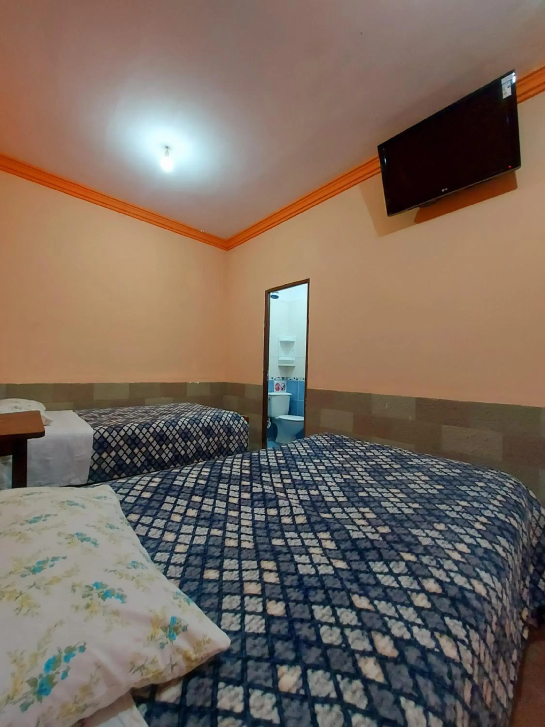 Twin Room with Private Bathroom - single occupancy in Ñaupa House Hostel Twin Room with Private Bathroom - single occupancy in Ñaupa House Hostel