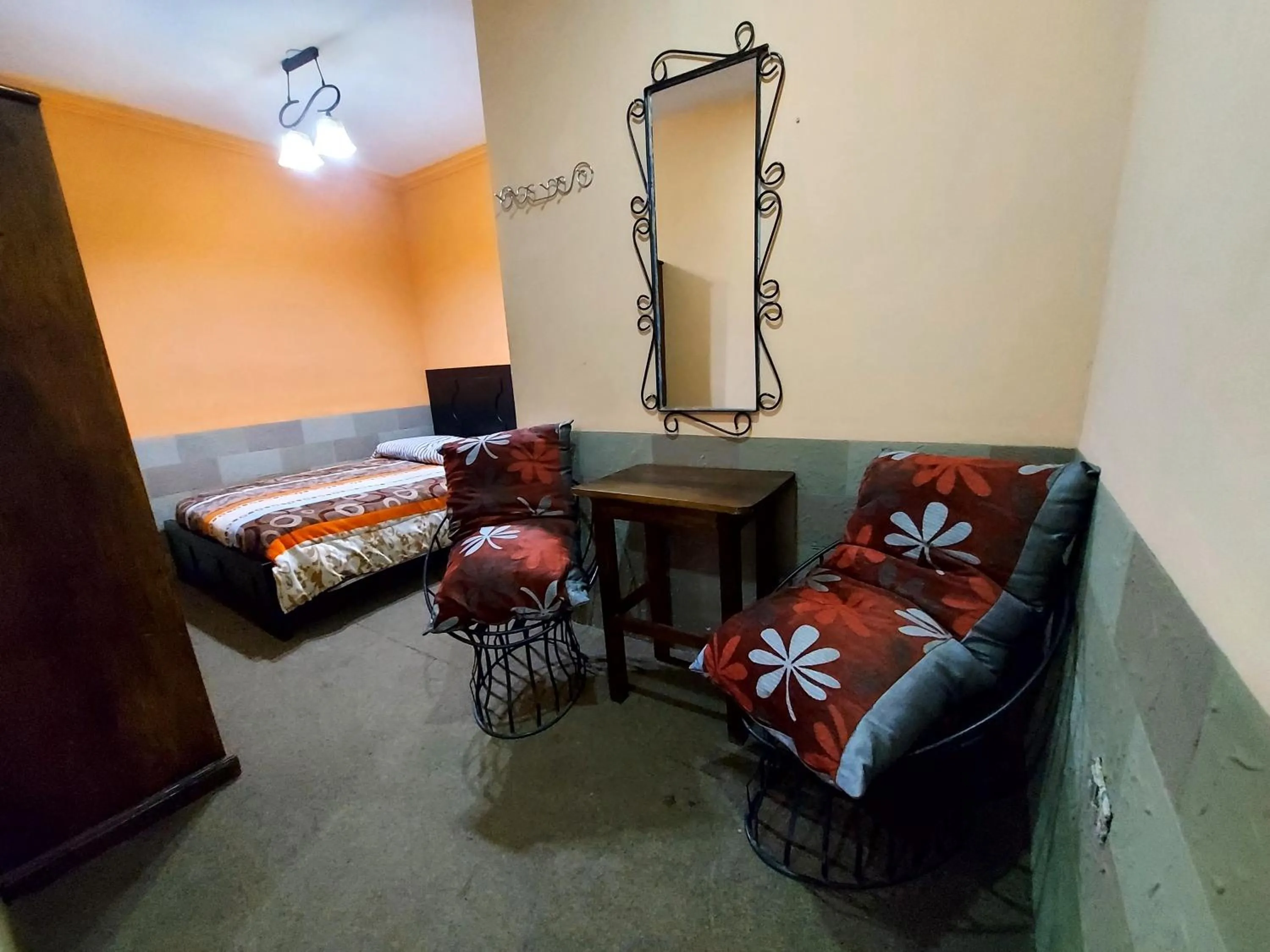 Double Room with Private Bathroom - single occupancy in Ñaupa House Hostel