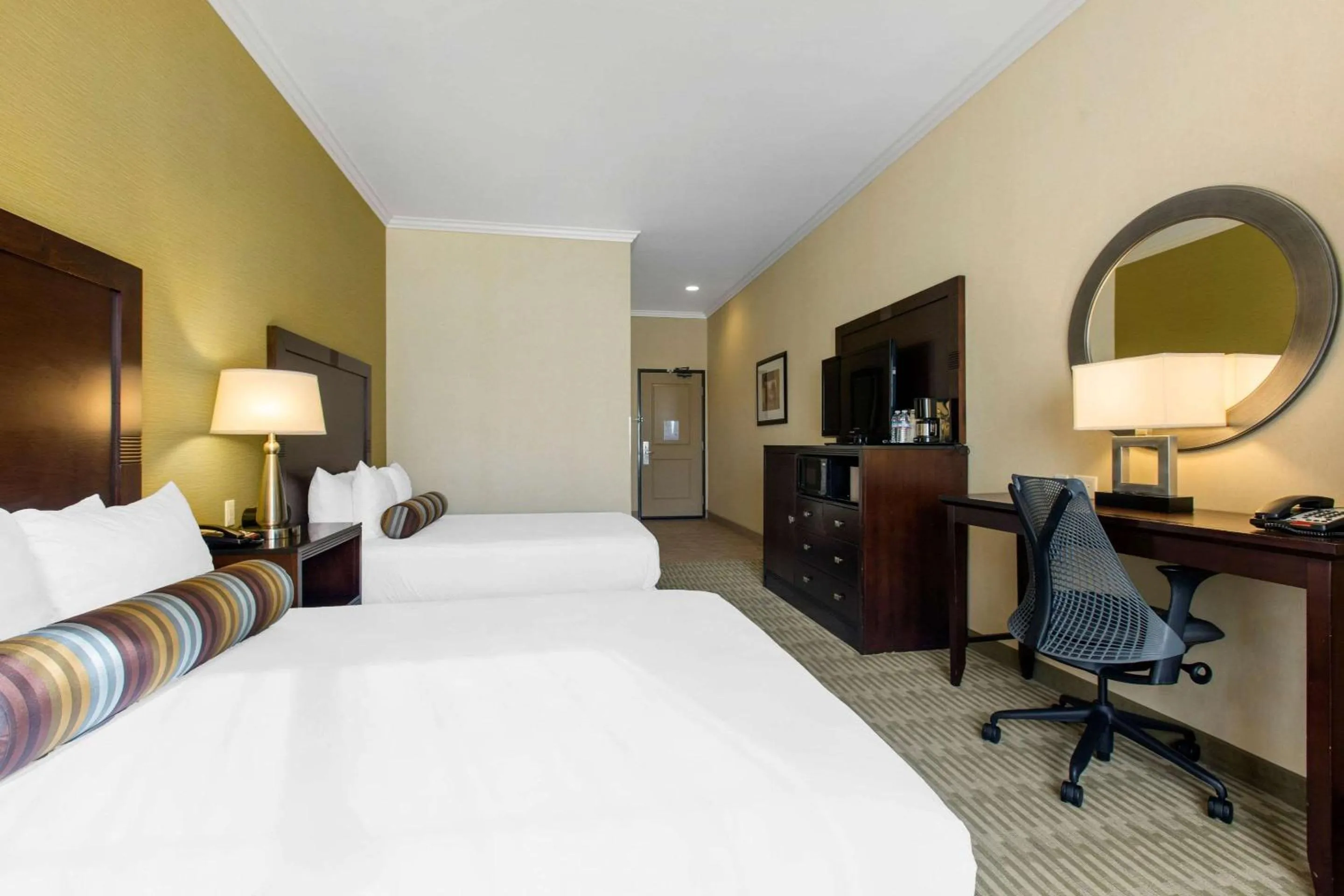 Photo of the whole room, Bed in The Oaks Hotel & Suites