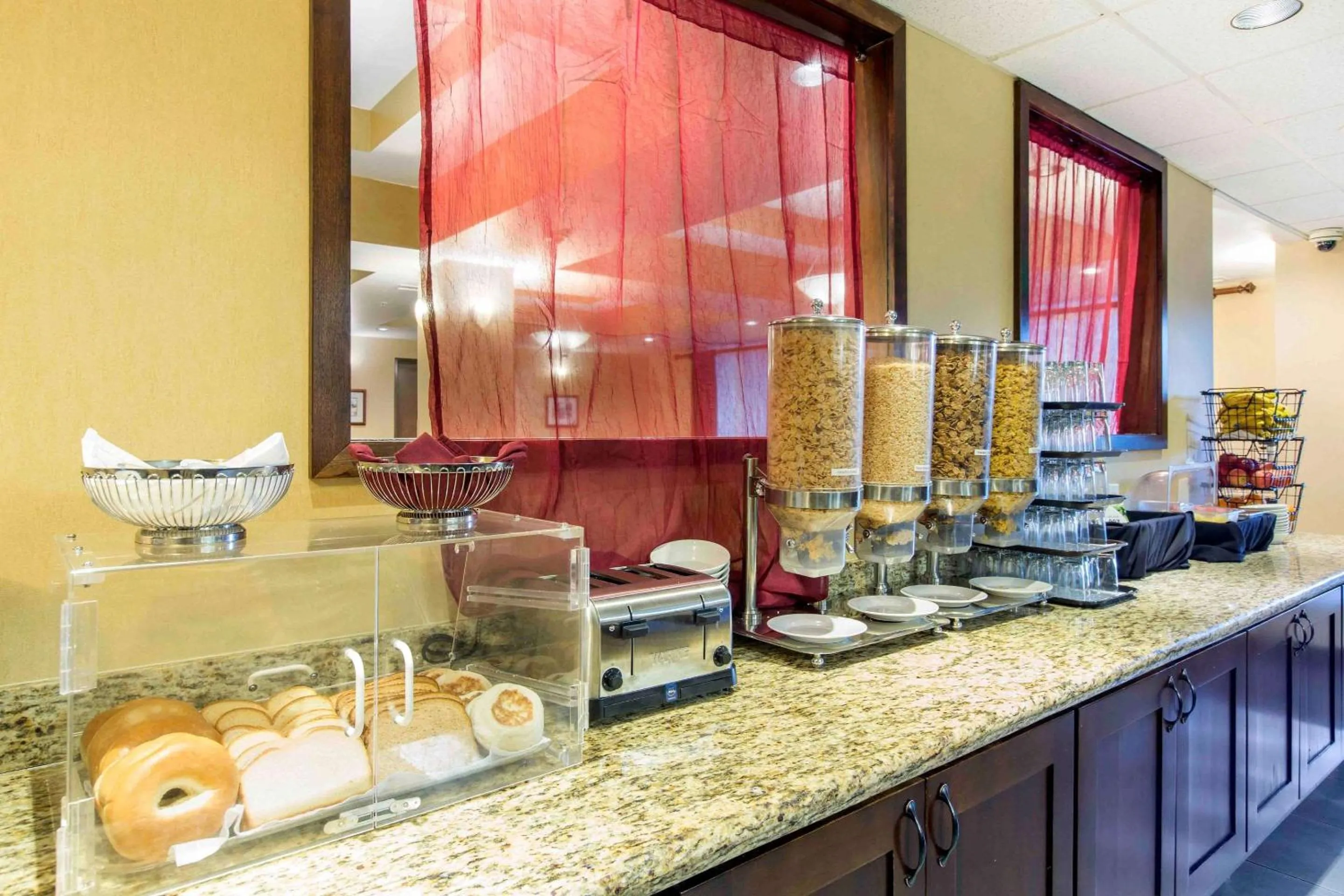 Restaurant/places to eat in The Oaks Hotel & Suites