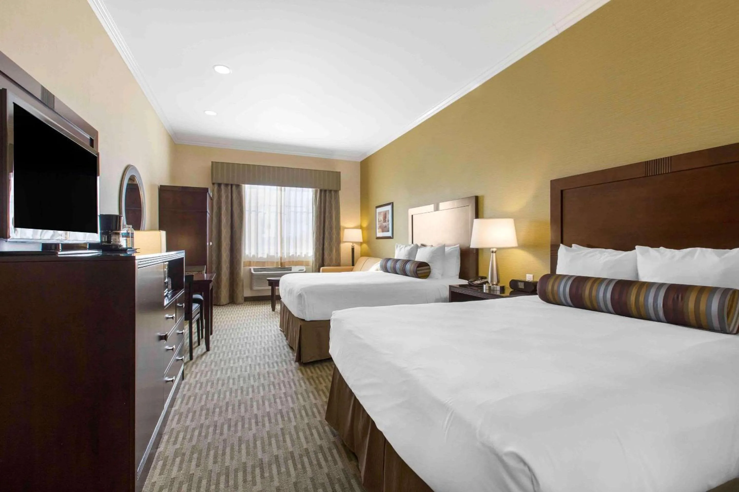 Photo of the whole room, Bed in The Oaks Hotel & Suites