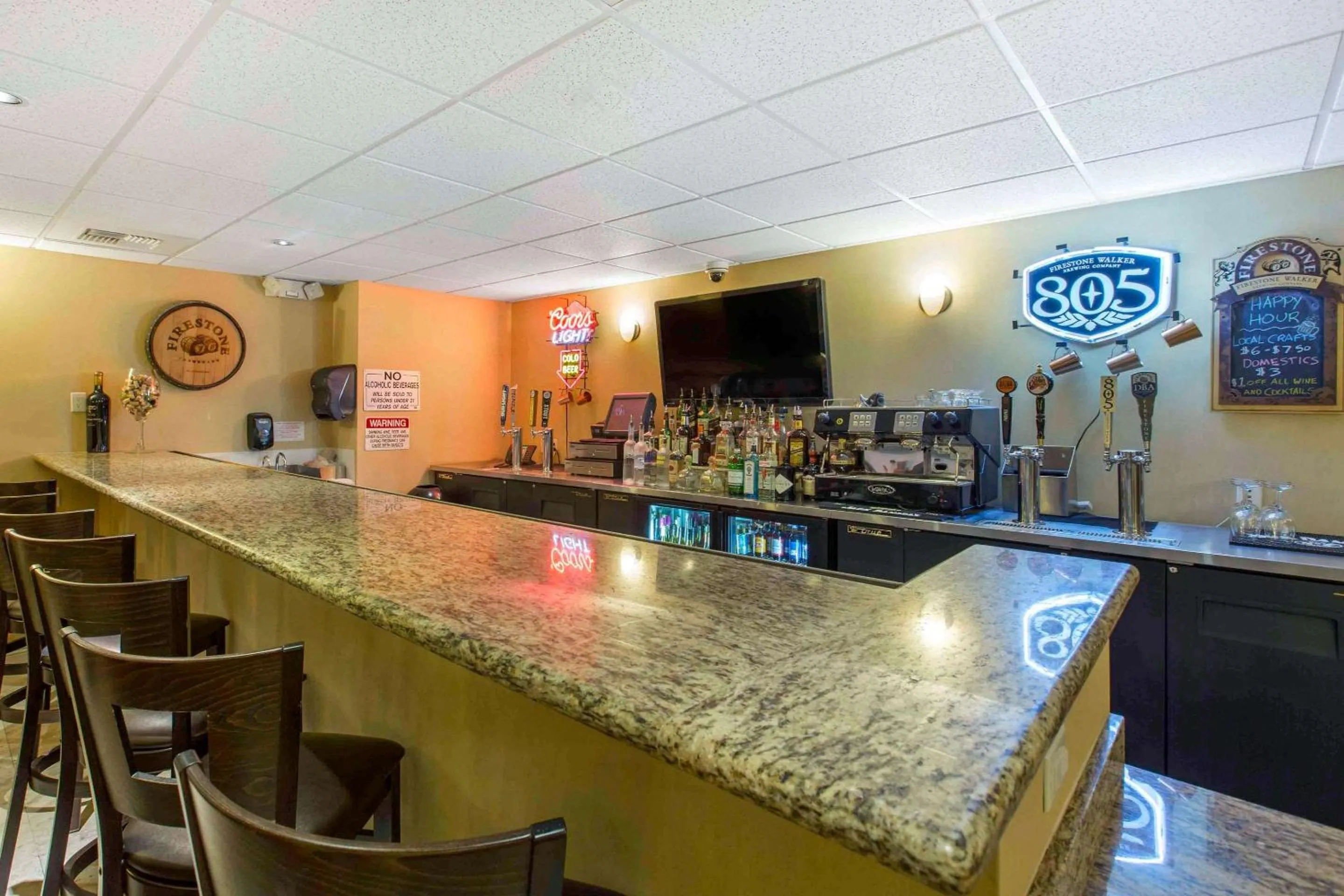 Lounge or bar in The Oaks Hotel & Suites