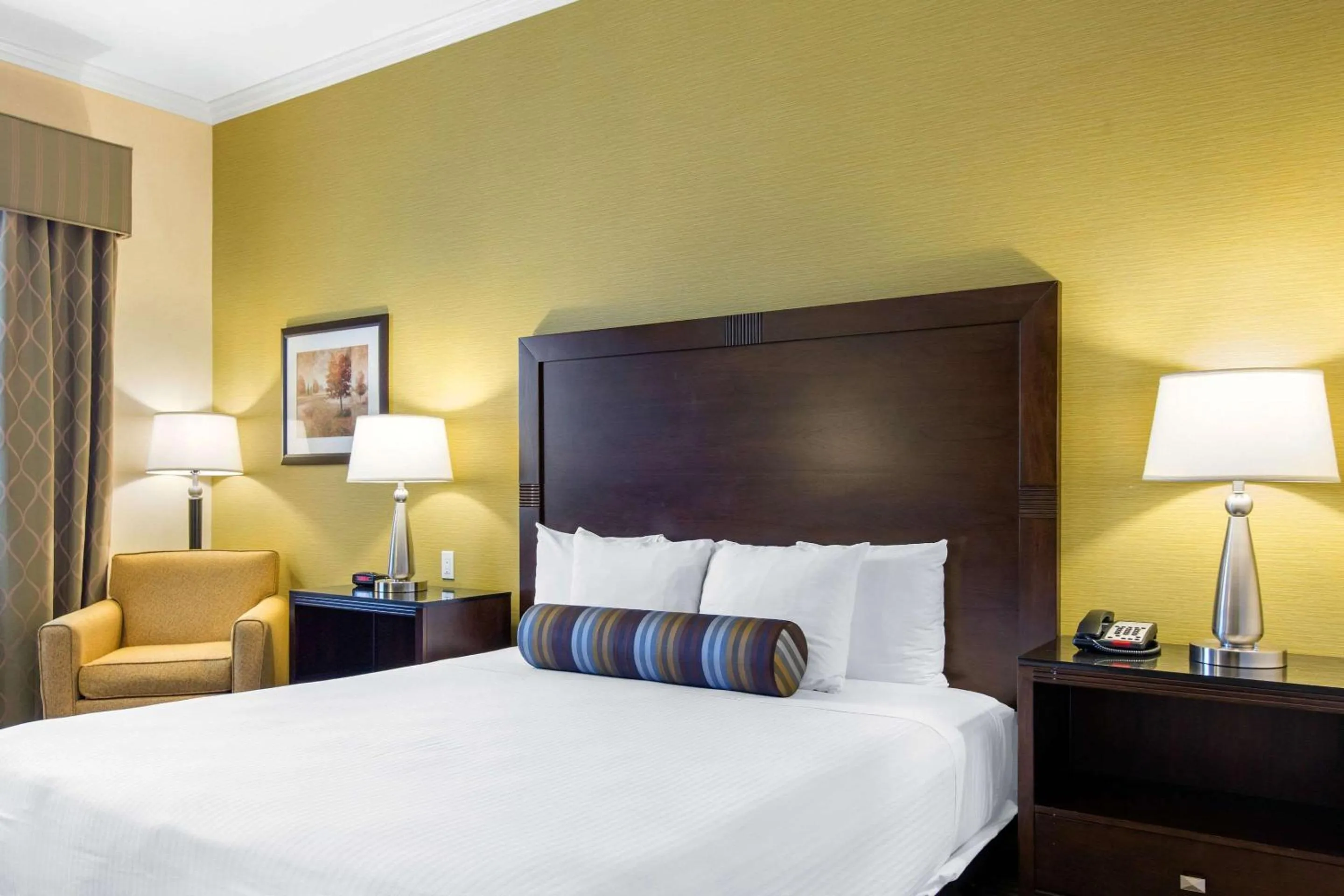 Photo of the whole room, Bed in The Oaks Hotel & Suites