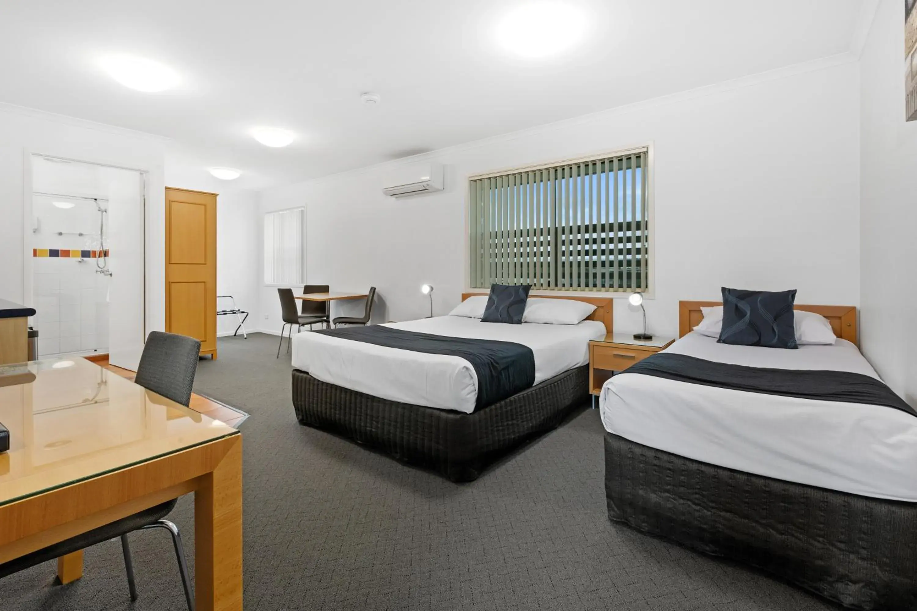 Twin Room with Kitchenette Facilities in Browns Plains Motor Inn Twin Room with Kitchenette Facilities in Browns Plains Motor Inn