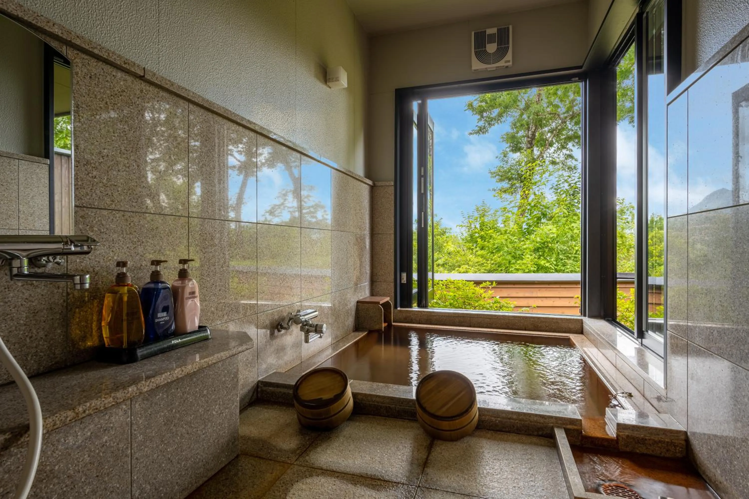 Hot Spring Bath in Kusayane no yado Ryunohige