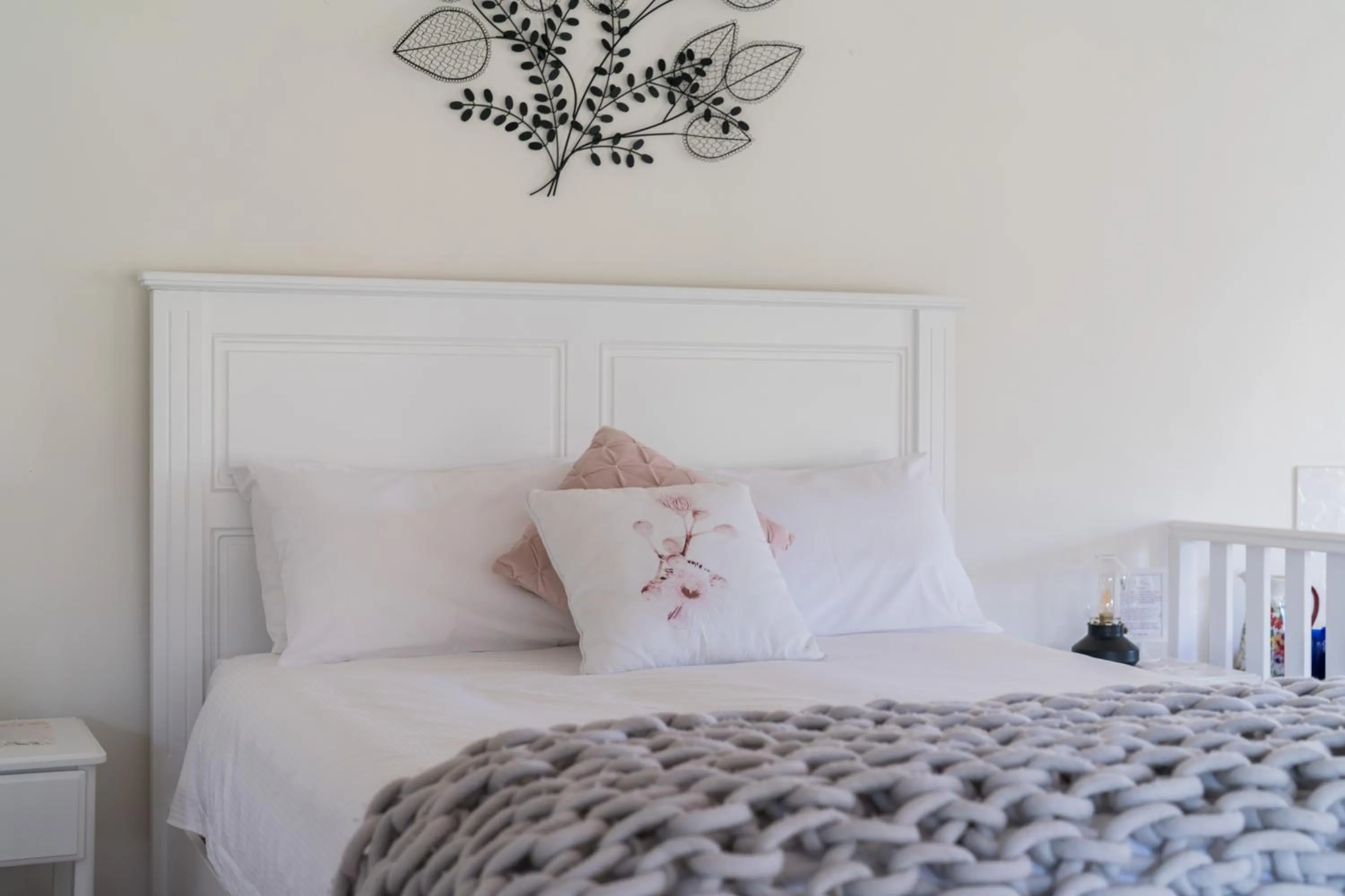 Bed in Granite Gardens Cottages & Lake Retreat