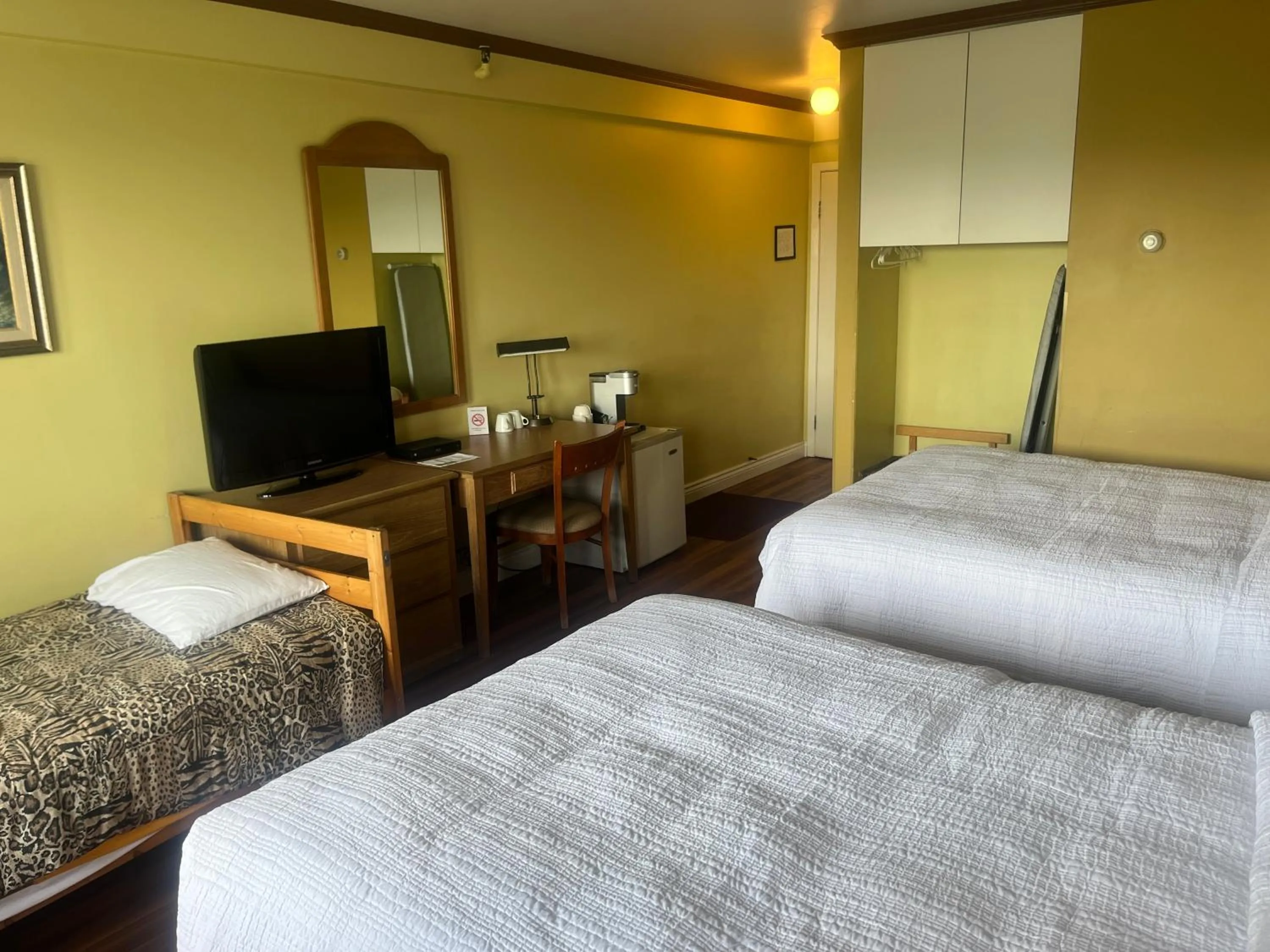 Communal lounge/ TV room, Bed in Hotel Motel Le Château