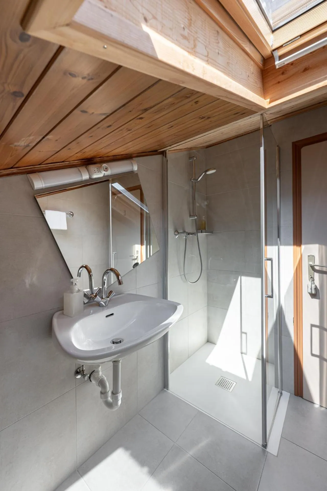 Shower in Gasthof Salurn
