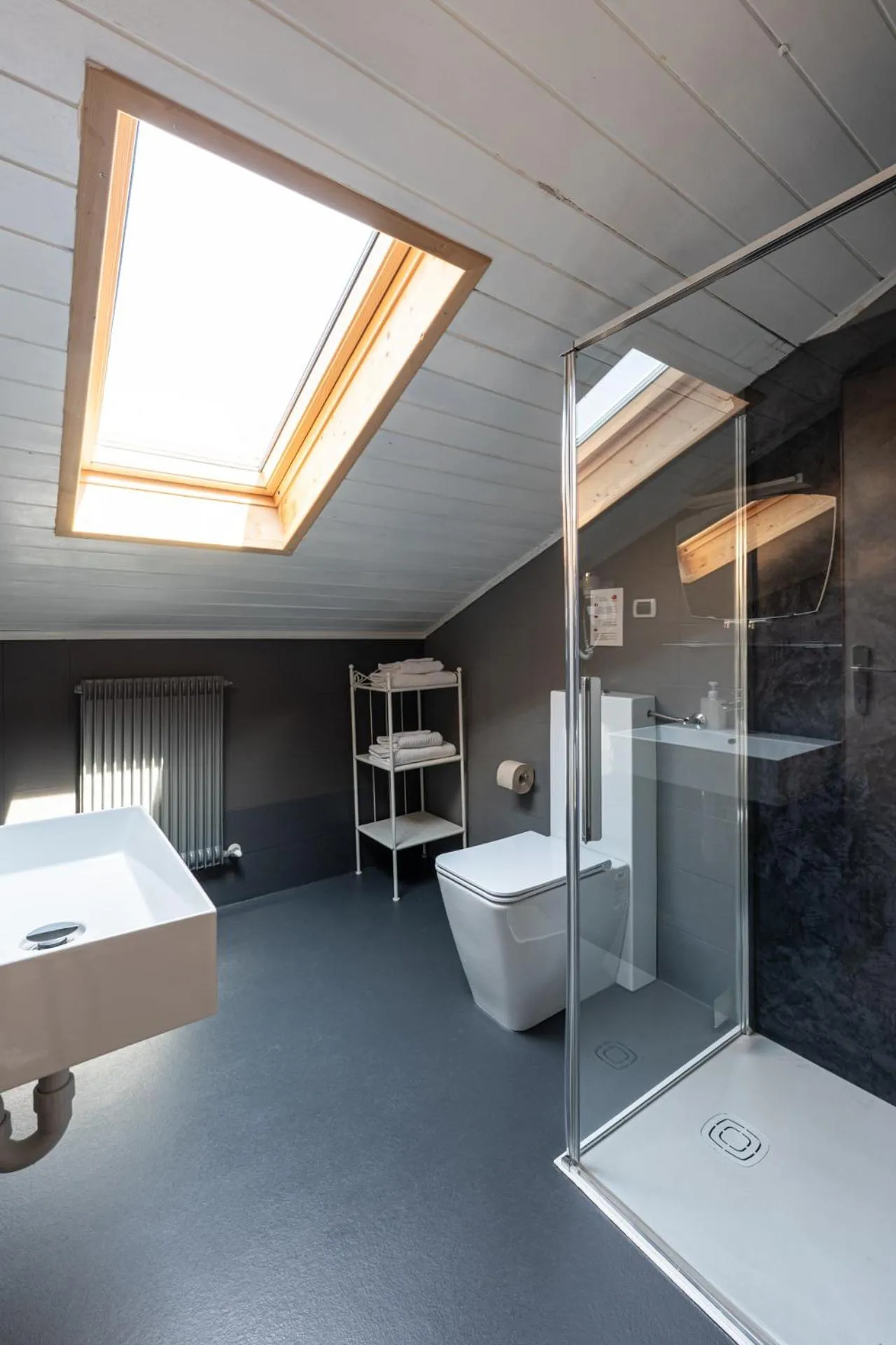 Shower, Bed in Gasthof Salurn