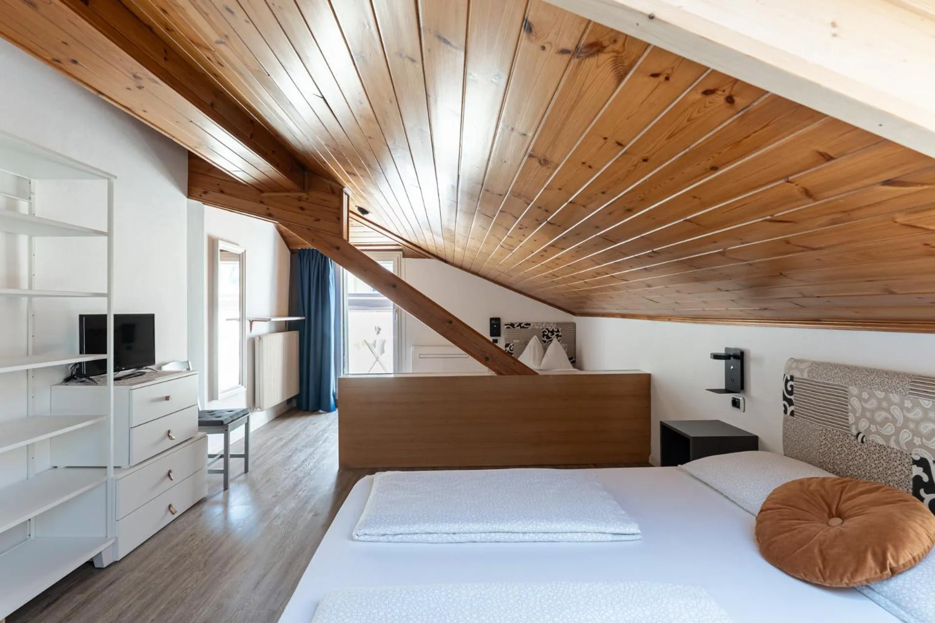 TV and multimedia, Bed in Gasthof Salurn