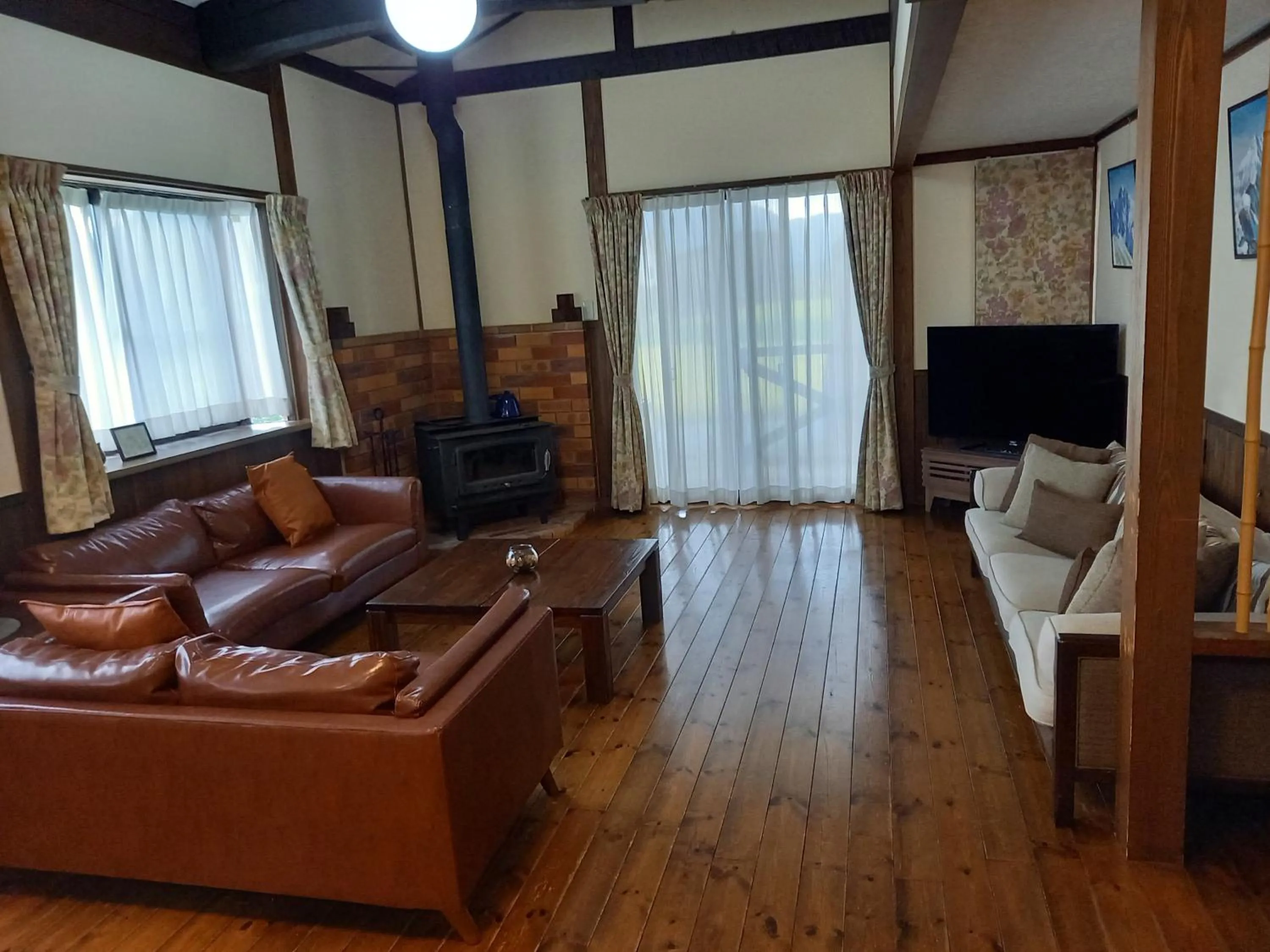 Communal lounge/ TV room in Hakuba Powder Lodge Taketombo