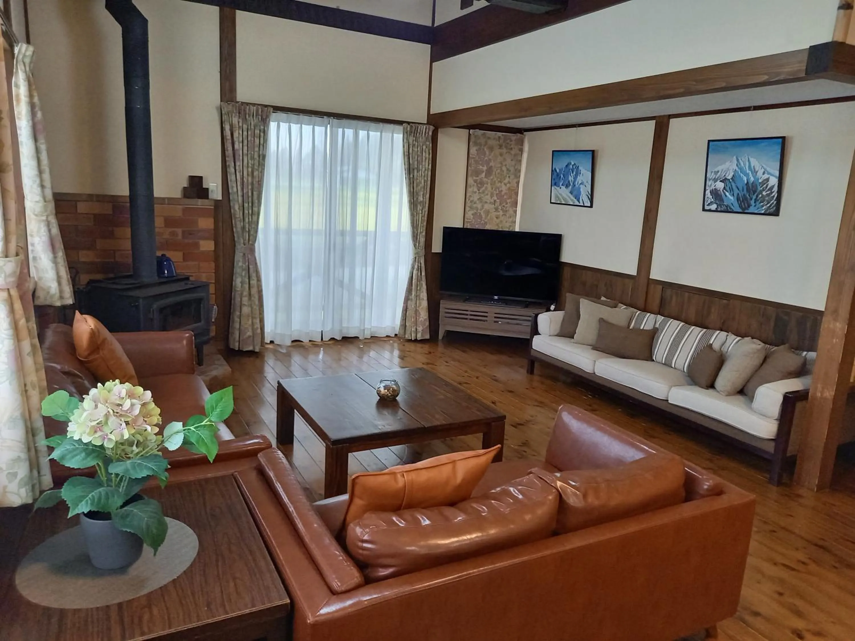 Communal lounge/ TV room in Hakuba Powder Lodge Taketombo